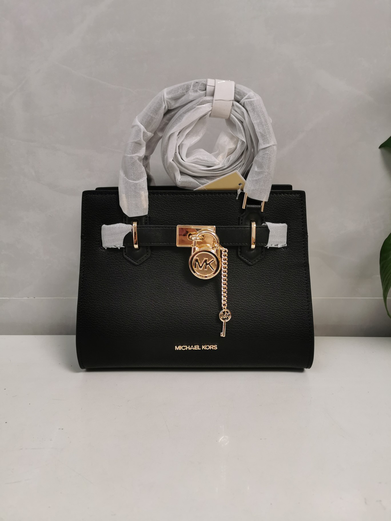 Michael Kors MK23年新款Hamilton小号锁头包，手提单肩斜挎包，前面配置独特 锁头非常有个性，小号尺寸25/20/11cm