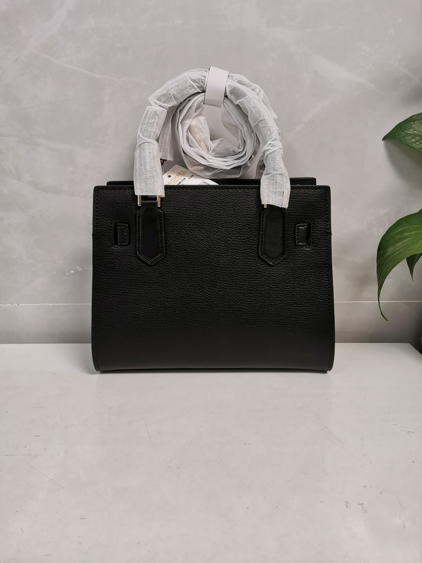 Michael Kors MK23年新款Hamilton小号锁头包，手提单肩斜挎包，前面配置独特 锁头非常有个性，小号尺寸25/20/11cm