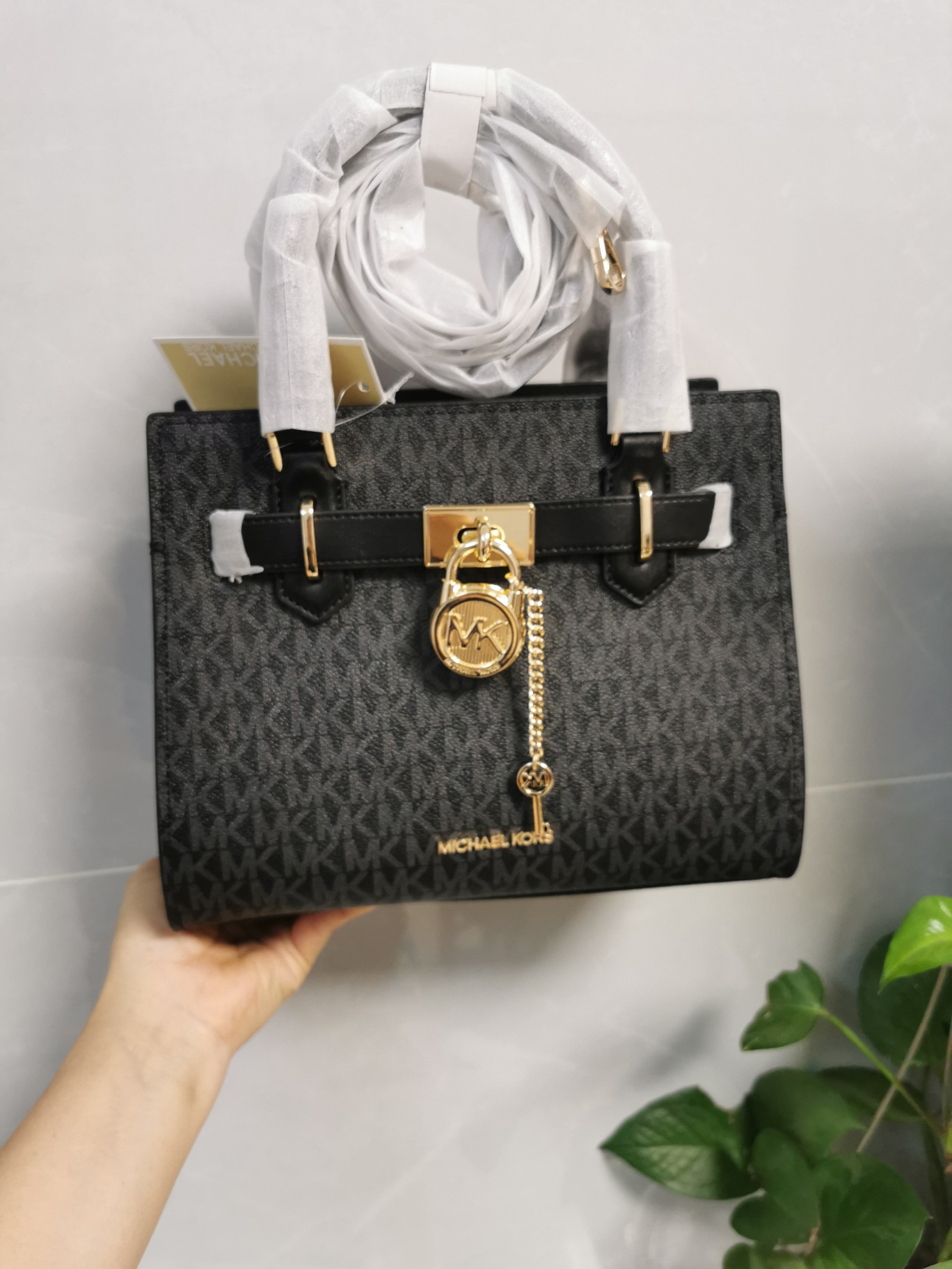 Michael Kors MK23年新款Hamilton小号锁头包，手提单肩斜挎包，前面配置独特 锁头非常有个性，小号尺寸25/20/11cm
