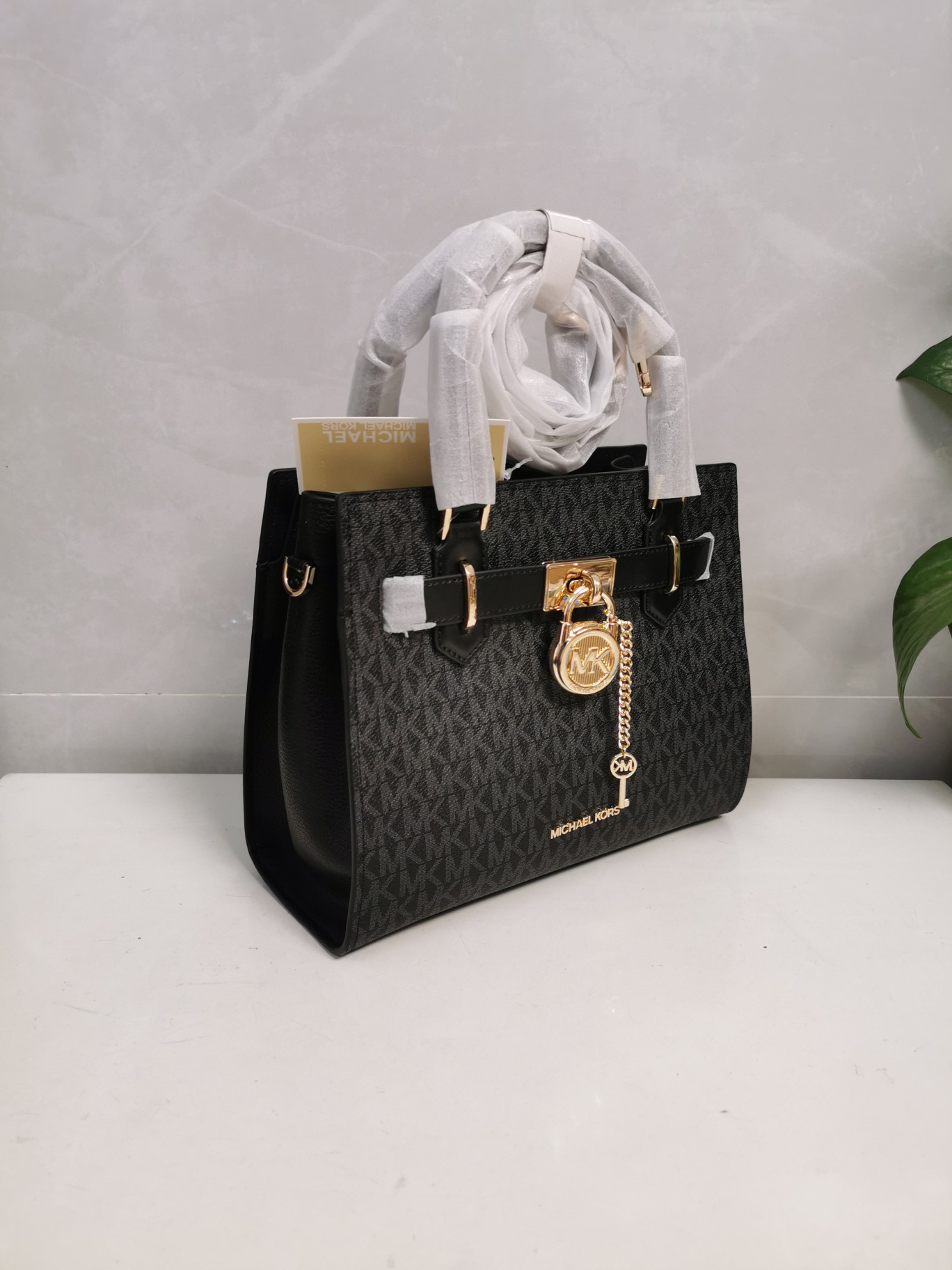 Michael Kors MK23年新款Hamilton小号锁头包，手提单肩斜挎包，前面配置独特 锁头非常有个性，小号尺寸25/20/11cm