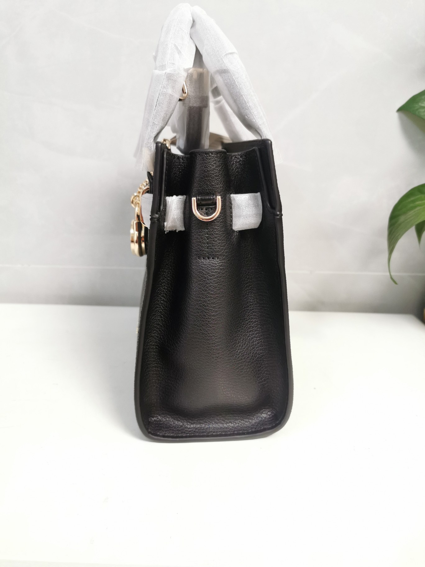 Michael Kors MK23年新款Hamilton小号锁头包，手提单肩斜挎包，前面配置独特 锁头非常有个性，小号尺寸25/20/11cm