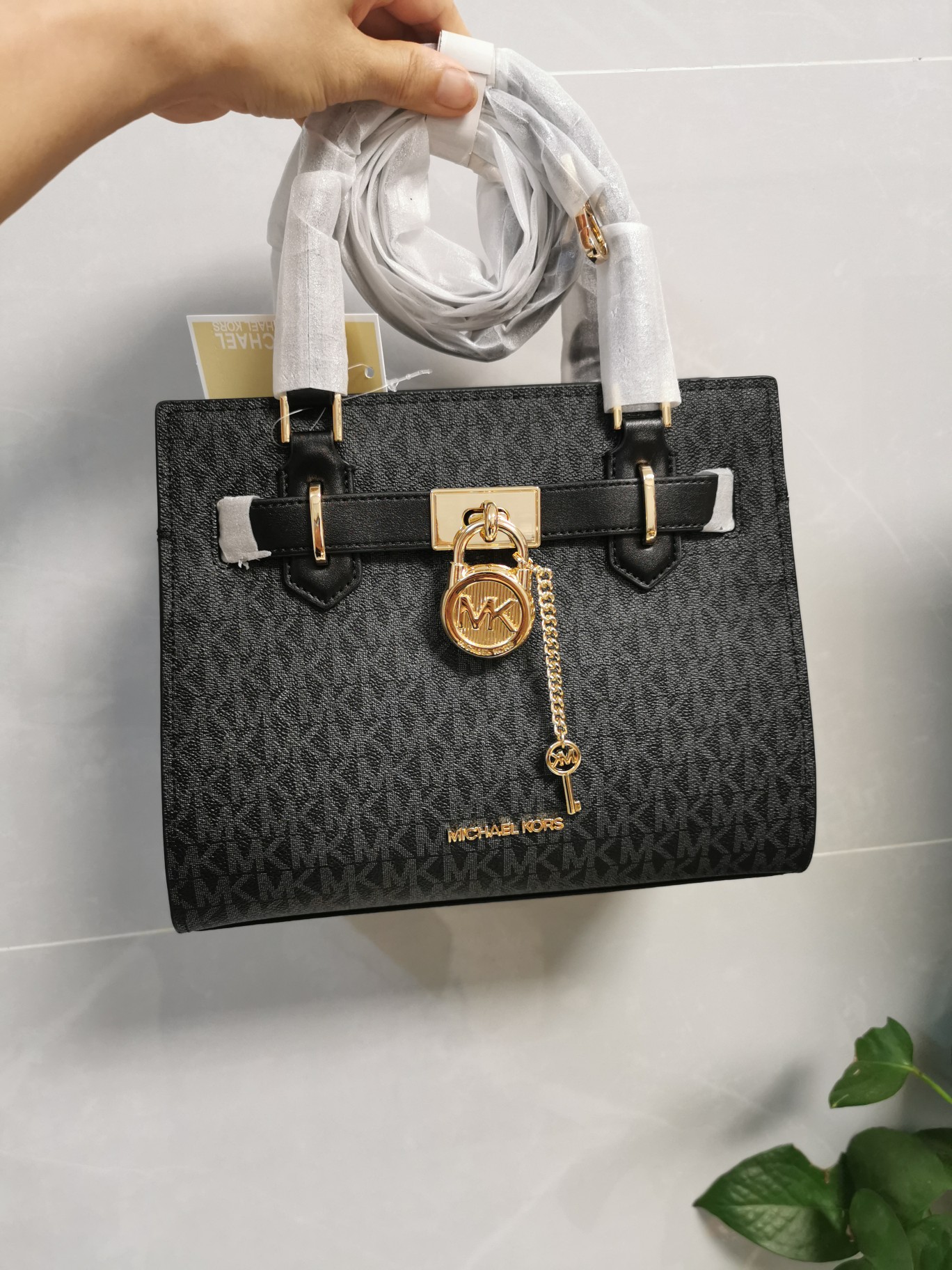 Michael Kors MK23年新款Hamilton小号锁头包，手提单肩斜挎包，前面配置独特 锁头非常有个性，小号尺寸25/20/11cm