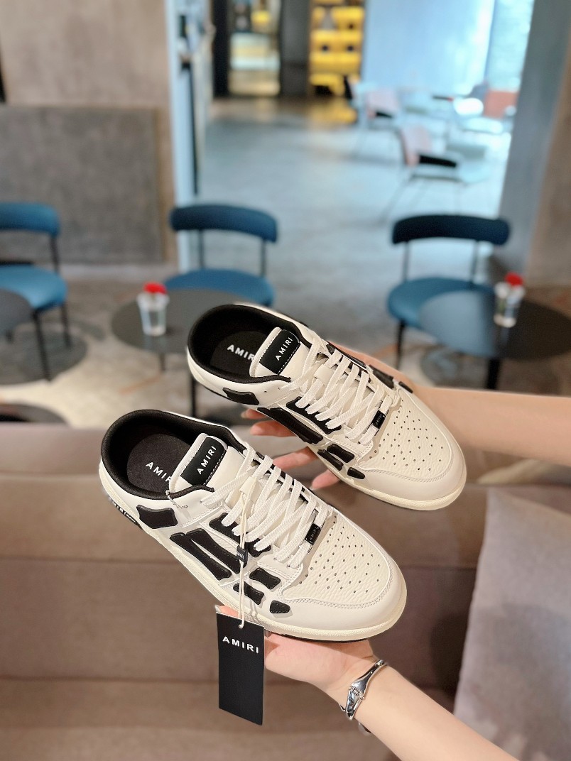 NO:558142,Real price lazy slippers, recommended by Yang Mi, Wang Yibo, William Chan, Tan Jianci, Liu Xianhua, Cai Xukun, Wu Xuanyi, Xiaobai and many other Internet celebrity bloggers!  AJ1 shoe shape side view!  Unique three-dimensional skull bone design!  On par with Nike’s popular Fog!  So handsome!  Daily travel!  Wear whatever you like regardless of the occasion, no fear of any dress code, no pressure to dress!  Simple, handsome and comfortable on the feet!  It feels very good on your feet and doesn't scratch your feet!  Every color is so cool!  Super texture. The upper bone cut pieces are laminated with YB double-layer cowhide and then fully hand-cut, sewn, and oiled. The details and high-end texture are all perfect!  The upper is entirely made of imported cowhide!  Mesh stitching on the lining, exclusive lining for Nike and Adidas!  Outsole Exclusively molded original 1:1 rubber wear-resistant outsole [height about 3cm] Women's 35-40, Men's 39-45,,cowhide19860909实价 懒人拖鞋 杨幂、王一博、陈伟霆、檀健次、刘宪华、蔡徐坤、吴宣仪、小白等众多网红博主上脚推荐！AJ1的鞋型侧面！独特立体骷髅骨头设计感！跟Nike爆火的Fog平起平坐！帅炸了！日常出行！不挑任何场合喜欢怎么穿就怎么穿,无惧任何着装要求,穿搭无压力 ！简约帅气上脚舒适！脚感非常好,不磨脚！每一个颜色都非常帅炸！超有质感 鞋面骨头裁片同YB双层牛皮贴合后全手工裁剪、缝制、油边,细节感和高级质感全部拉满！ 鞋面全进口头层牛皮！内里网布拼接,耐克和阿迪专用内里！ 大底独家开模原版1:1 橡胶耐磨大底【3cm左右高度】 女装35-40, 男装39-45,,cowhide,Men's shoes