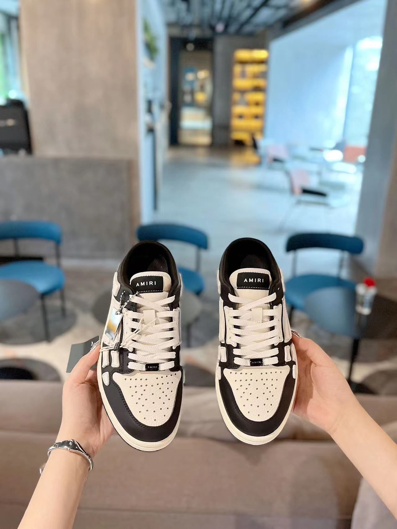 NO:558146,Real-price low-top bone shoes, recommended by Yang Mi, Wang Yibo, William Chan, Tan Jianci, Liu Xianhua, Cai Xukun, Wu Xuanyi, Xiaobai and many other Internet celebrity bloggers!  AJ1 shoe shape side view!  Unique three-dimensional skull bone design!  On par with Nike’s popular Fog!  So handsome!  Daily travel!  Wear whatever you like regardless of the occasion, no fear of any dress code, no pressure to dress!  Simple, handsome and comfortable on the feet!  It feels very good on your feet and doesn't scratch your feet!  Every color is so cool!  Super texture. The upper bone cut pieces are laminated with YB double-layer cowhide and then fully hand-cut, sewn, and oiled. The details and high-end texture are all perfect!  The upper is entirely made of imported cowhide!  Mesh stitching on the lining, exclusive lining for Nike and Adidas!  Outsole Exclusively molded original 1:1 rubber wear-resistant outsole [height about 3cm] Women's 35-40, Men's 39-45,,cowhide19860909实价 低帮骨头鞋 杨幂、王一博、陈伟霆、檀健次、刘宪华、蔡徐坤、吴宣仪、小白等众多网红博主上脚推荐！AJ1的鞋型侧面！独特立体骷髅骨头设计感！跟Nike爆火的Fog平起平坐！帅炸了！日常出行！不挑任何场合喜欢怎么穿就怎么穿,无惧任何着装要求,穿搭无压力 ！简约帅气上脚舒适！脚感非常好,不磨脚！每一个颜色都非常帅炸！超有质感 鞋面骨头裁片同YB双层牛皮贴合后全手工裁剪、缝制、油边,细节感和高级质感全部拉满！ 鞋面全进口头层牛皮！内里网布拼接,耐克和阿迪专用内里！ 大底独家开模原版1:1 橡胶耐磨大底【3cm左右高度】 女装35-40, 男装39-45,,cowhide,Men's shoes