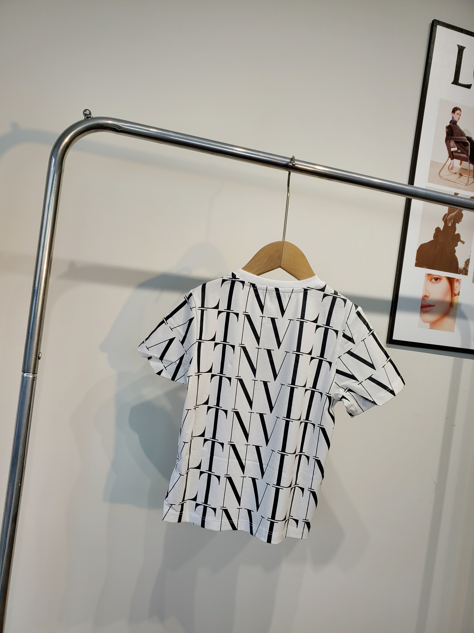 Valentino 2023 New Child T-Shirt: Pure Cotton, Stylish Design, Hand Wash Recommended, Various Sizes - 图片 3