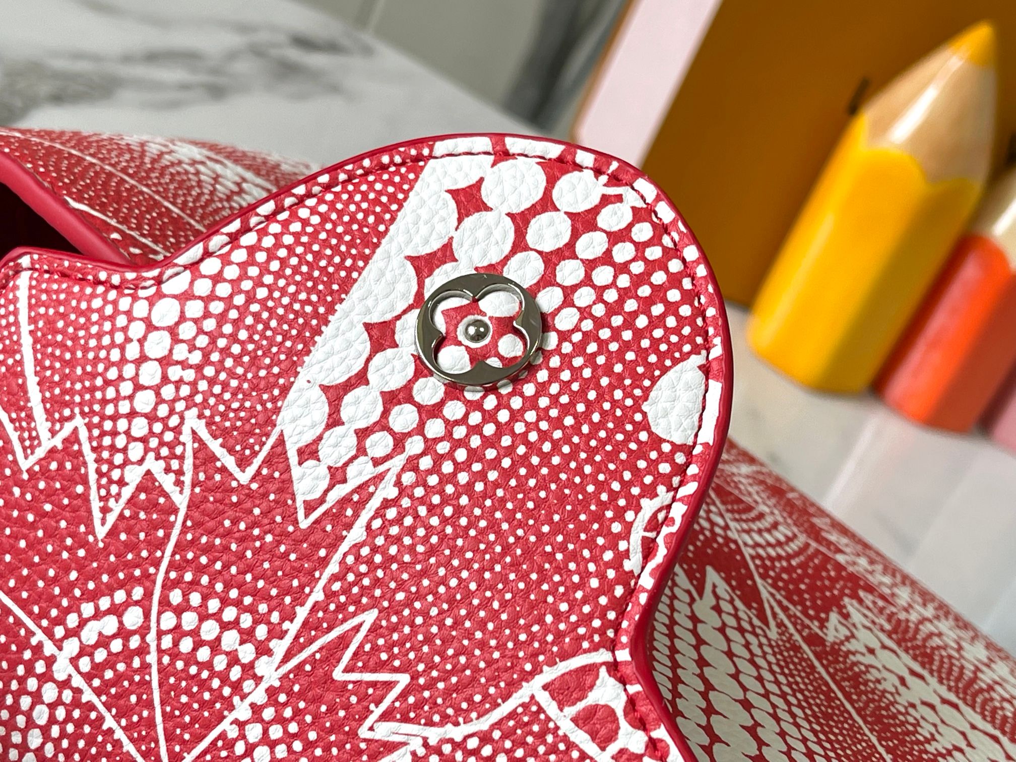 升级版 M21705路易威登 x 草间弥生合作系列推出此款 LV x YK Capucines 中号手 升级版 M21705路易威登 x 草间弥生合作系列推出此款 LV x YK Capucines 中号手