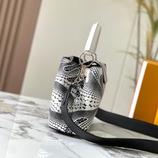 升级版 本款M21704 LV x YK Capucines BB 手袋出自路易威登 x 草间弥生合作 升级版 本款M21704 LV x YK Capucines BB 手袋出自路易威登 x 草间弥生合作