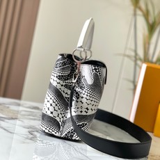 升级版 M21705路易威登 x 草间弥生合作系列推出此款 LV x YK Capucines 中号手 升级版 M21705路易威登 x 草间弥生合作系列推出此款 LV x YK Capucines 中号手