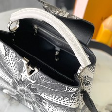 升级版 M21705路易威登 x 草间弥生合作系列推出此款 LV x YK Capucines 中号手 升级版 M21705路易威登 x 草间弥生合作系列推出此款 LV x YK Capucines 中号手