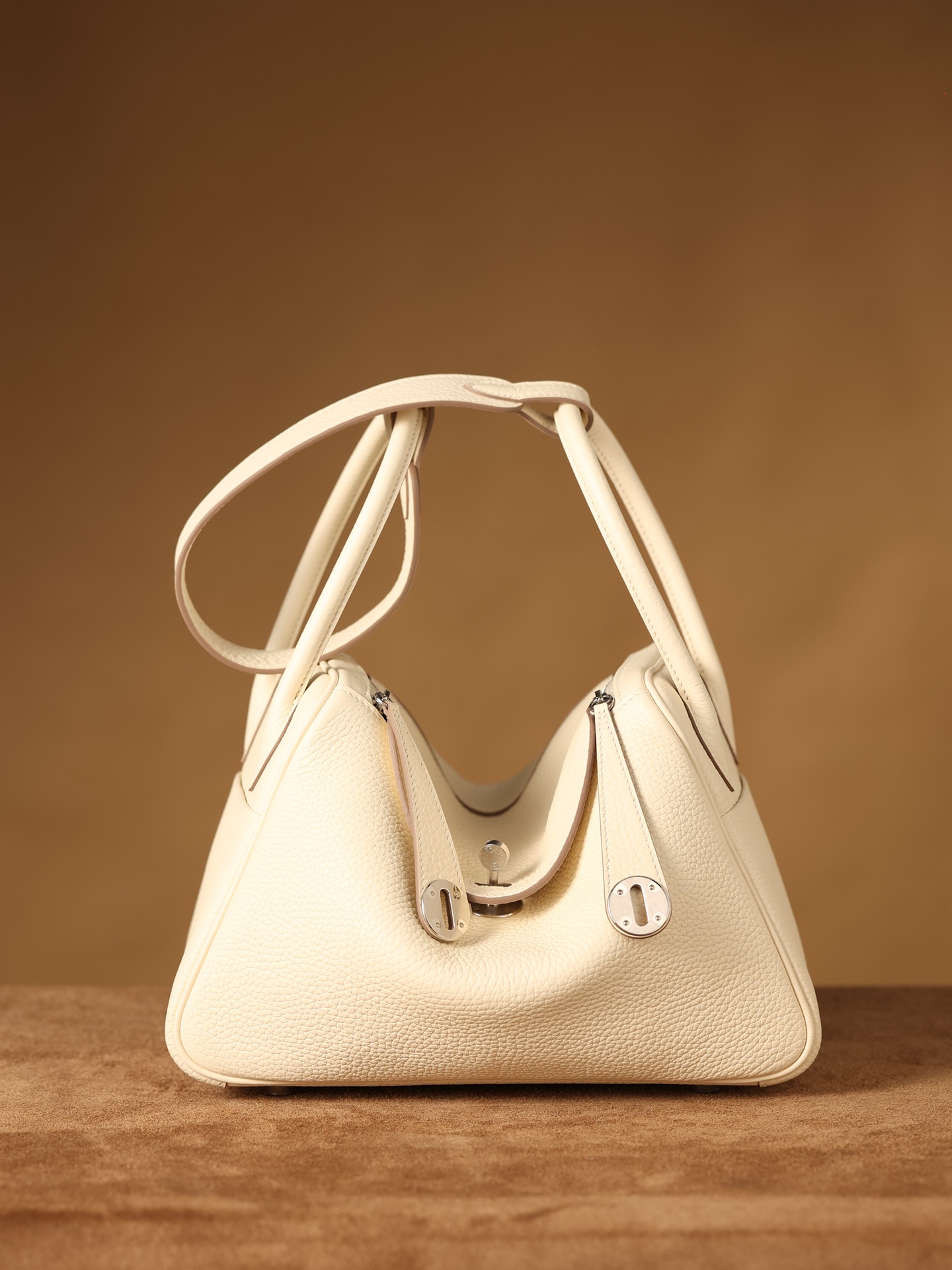 Counter version handmade H Lindy, 98% authentic, exclusive background Hermes Lindy 26cm in cream white with silver clasp. Exclusive European factory leather and hardware assembly ZP end-of-line product. Size: 26*18*14 cm. Lindy is made with authentic TC leather, which is Hermes' special clemence leather known for its fine texture and high oil content, giving it a slightly droopy feel. Counter version handmade 9958088780, semi-handmade wax thread 9919588245, 1.1 is 99798899. image 1