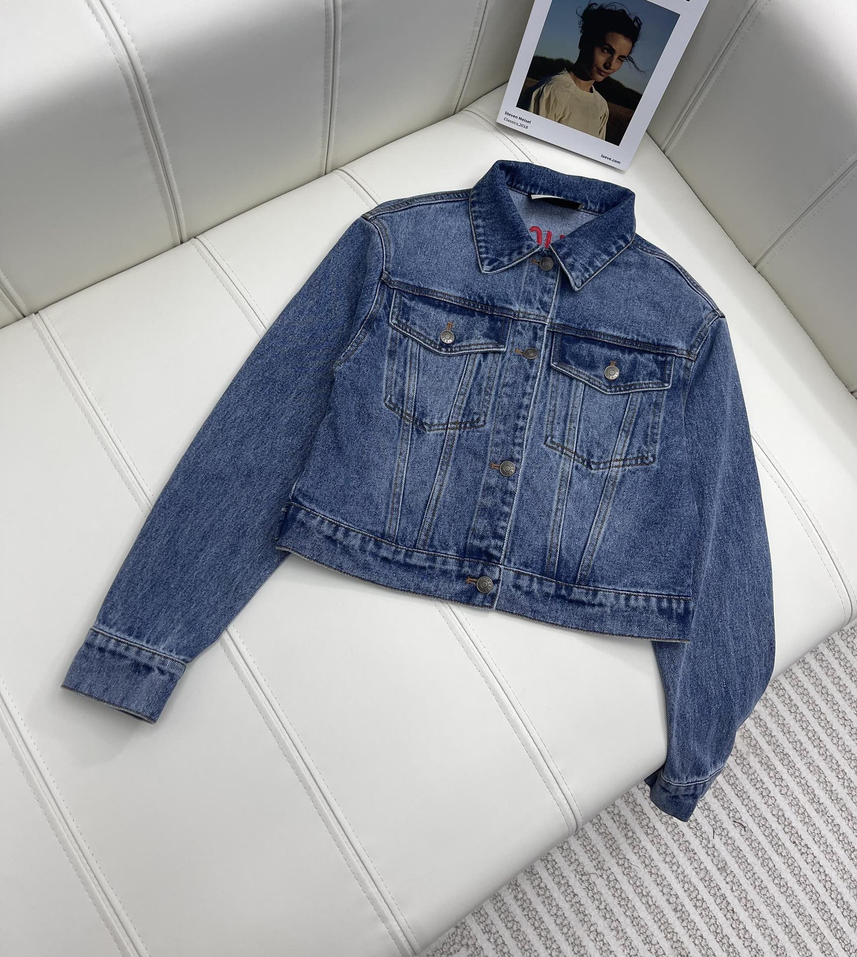 NO:696825,Gucc* New products on the shelves Denim bear denim jacket Latest denim series Decorated with embroidered letters and bear emblems Breathable and light twill cotton fabric Multiple washing processes Soft and skin-friendly Customized YB hardware Adds a denim flavor G family’s latest series Restores original quality Flash market version19860909Gucc* 新品上架 丹宁小熊牛仔外套 最新丹宁系列 饰以刺绣字母小熊章仔装饰 透气轻薄的斜纹棉质面料 多重水洗工艺 柔软亲肤 定制YB五金 增添了牛仔味道G家最新系列 还原原版品质 秒杀市场版本 系列开发 穿搭无忧 可搭配同系列牛仔短裤半裙长裤 高版本,,gucci,gucci,skirts,shorts,jackets & coats,,Women's clothing