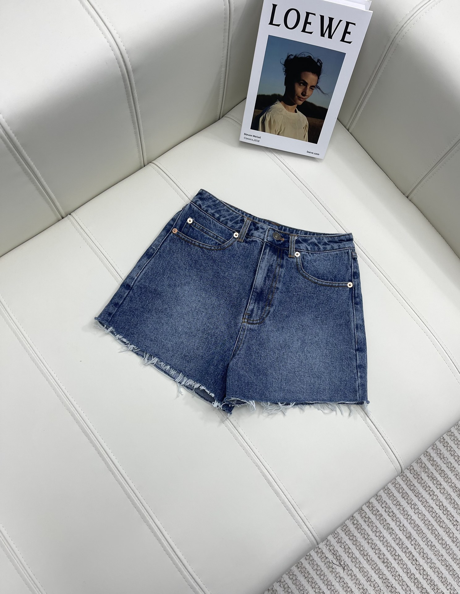 NO:696832,Gucc* New product on the shelves Denim bear denim shorts Latest denim series Decorated with embroidered letters and bear emblems Breathable and light twill cotton fabric Multiple washing processes Soft and skin-friendly Adding a denim flavor Added to the denim flavor  High version,,gucci,gucci,shorts,jackets & coats,19860909Gucc* 新品上架 丹宁小熊牛仔短裤 最新丹宁系列 饰以刺绣字母小熊章仔装饰 透气轻薄的斜纹棉质面料 多重水洗工艺 柔软亲肤 增添了牛仔味道G家最新系列定制YB五金复古时髦 包臀短裤 显瘦显腿长 还原原版品质 秒杀市场版本 系列开发 穿搭无忧 可搭配同系列牛仔外套马甲  高版本,,gucci,gucci,shorts,jackets & coats,,Women's clothing