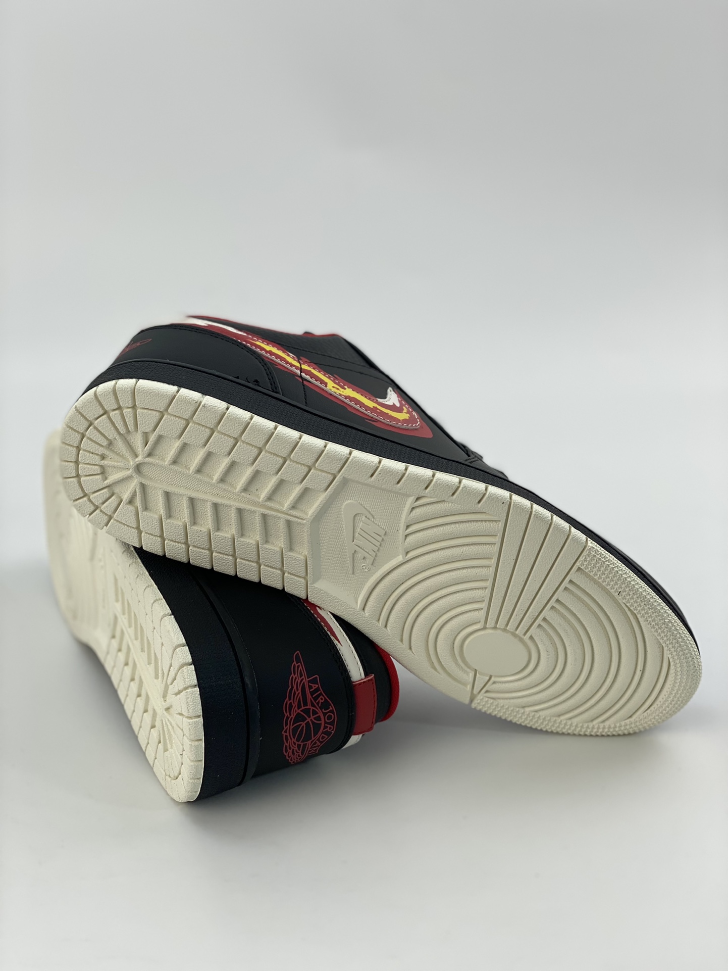 200 Air Jordan 1 Low 黑红火焰 FJ7073-010