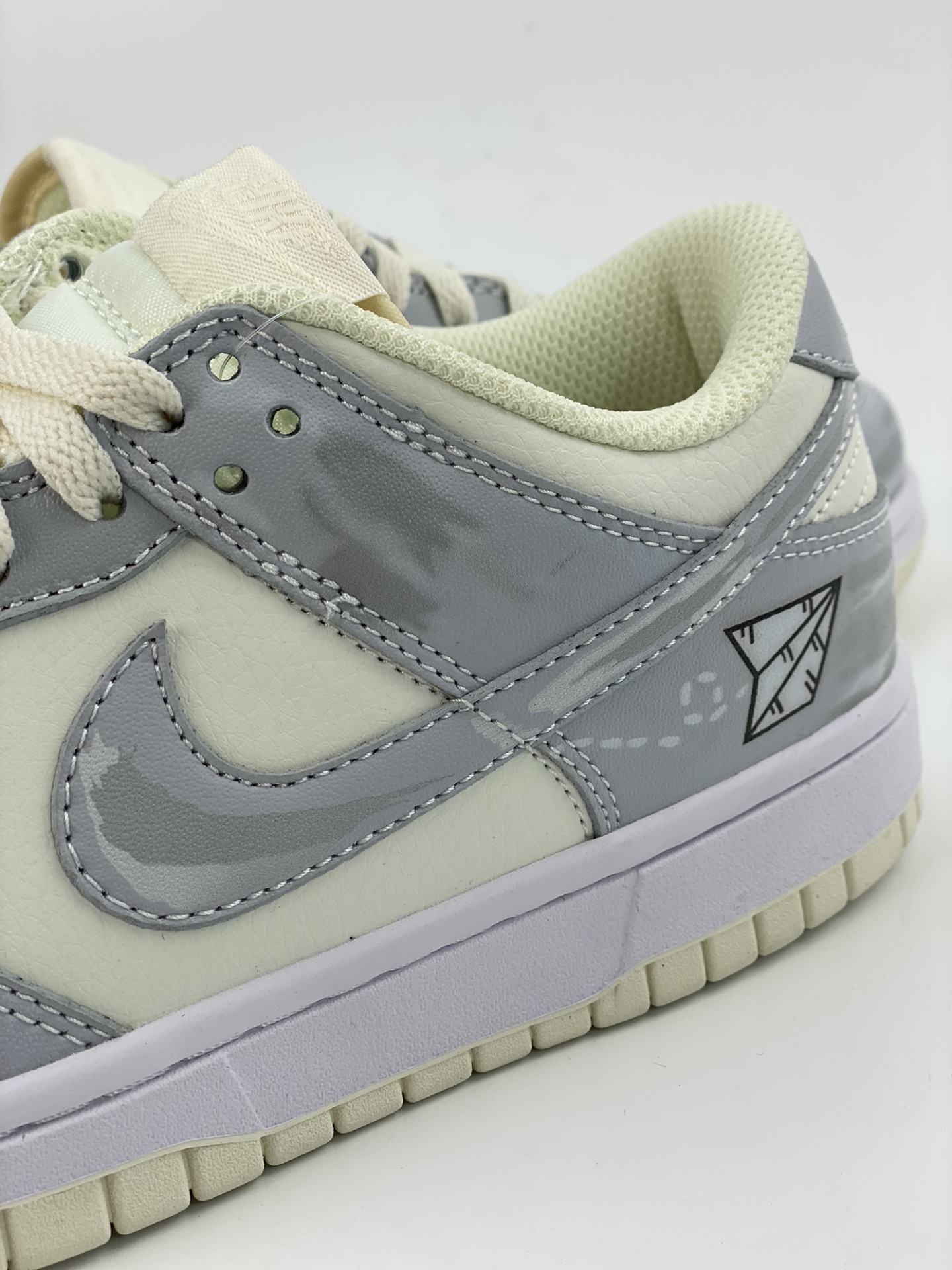 NIKE SB Dunk Low light gray milky white paper airplane graffiti NB2206-218