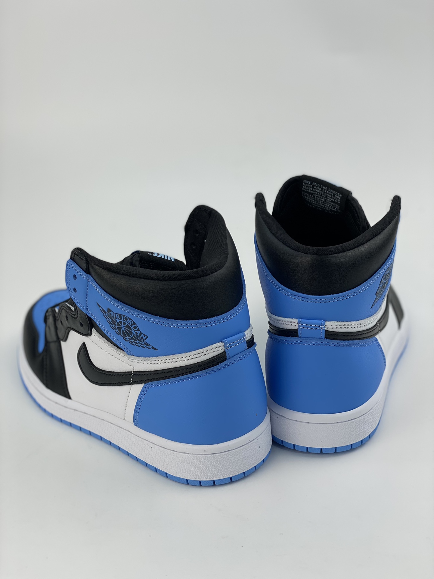 Air Jordan 1 High OG ”University Blue” black and white university blue toe DZ5485-400