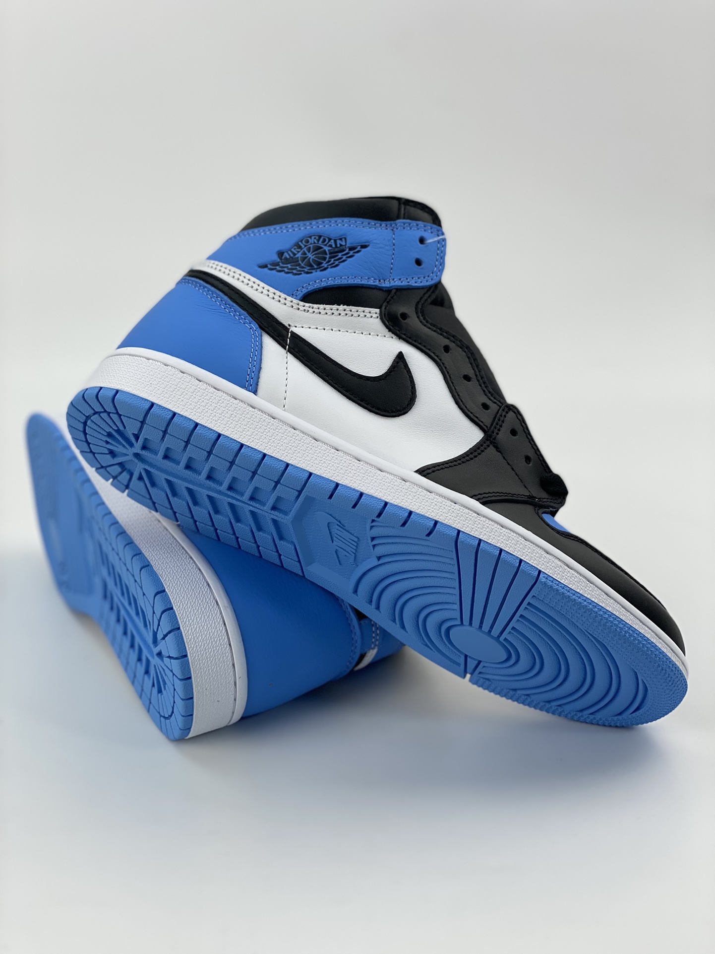 Air Jordan 1 High OG ”University Blue” black and white university blue toe DZ5485-400