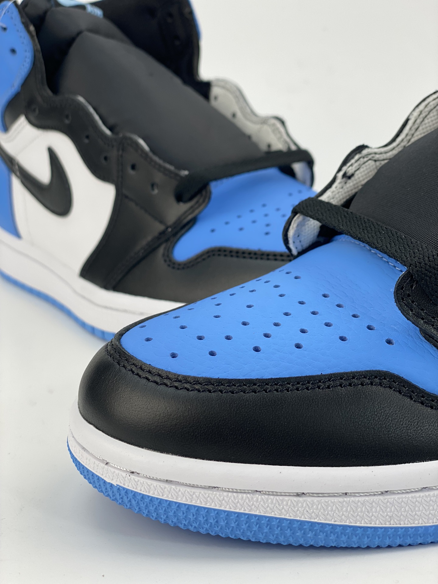 Air Jordan 1 High OG ”University Blue” black and white university blue toe DZ5485-400