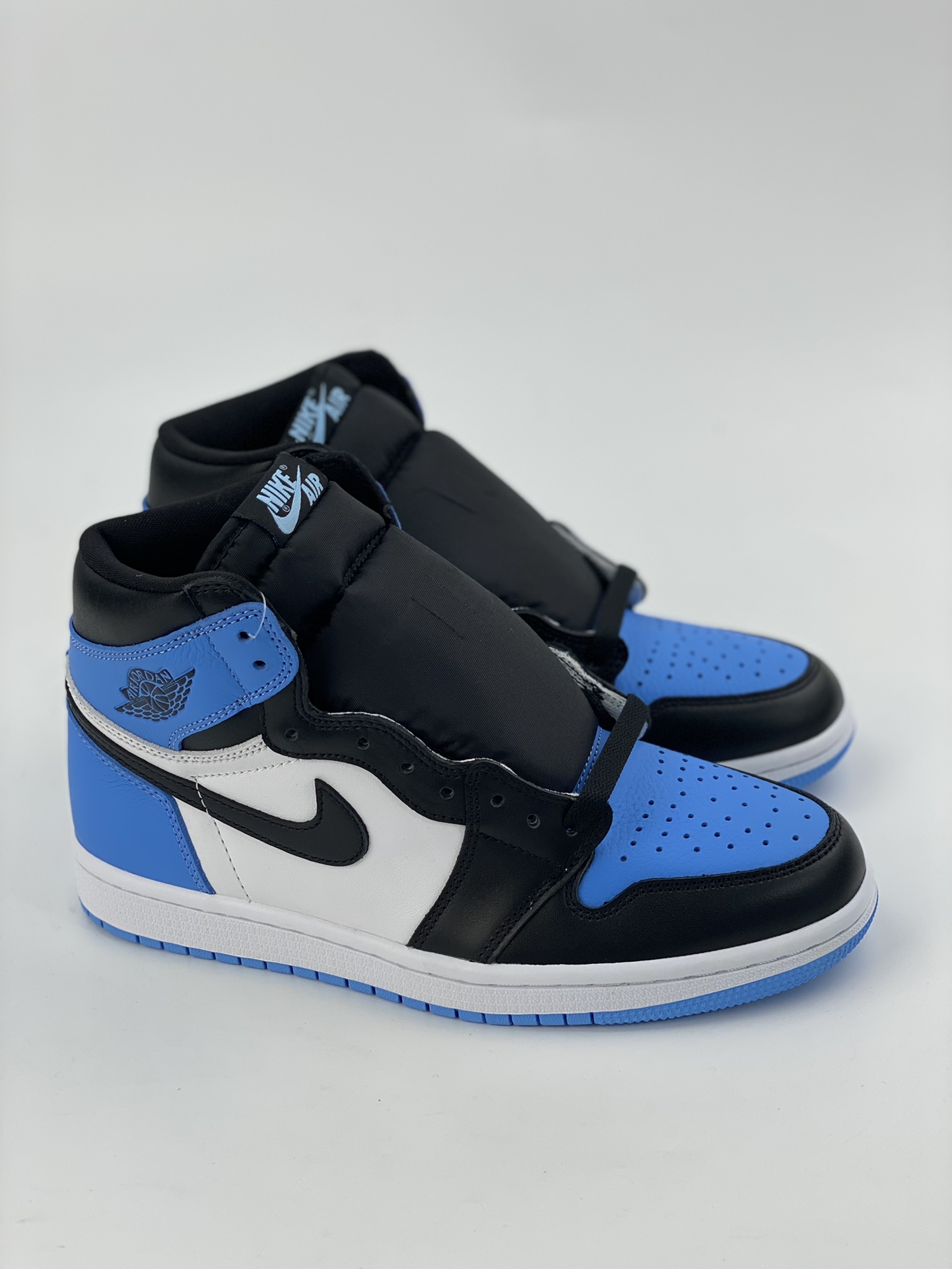 Air Jordan 1 High OG ”University Blue” black and white university blue toe DZ5485-400