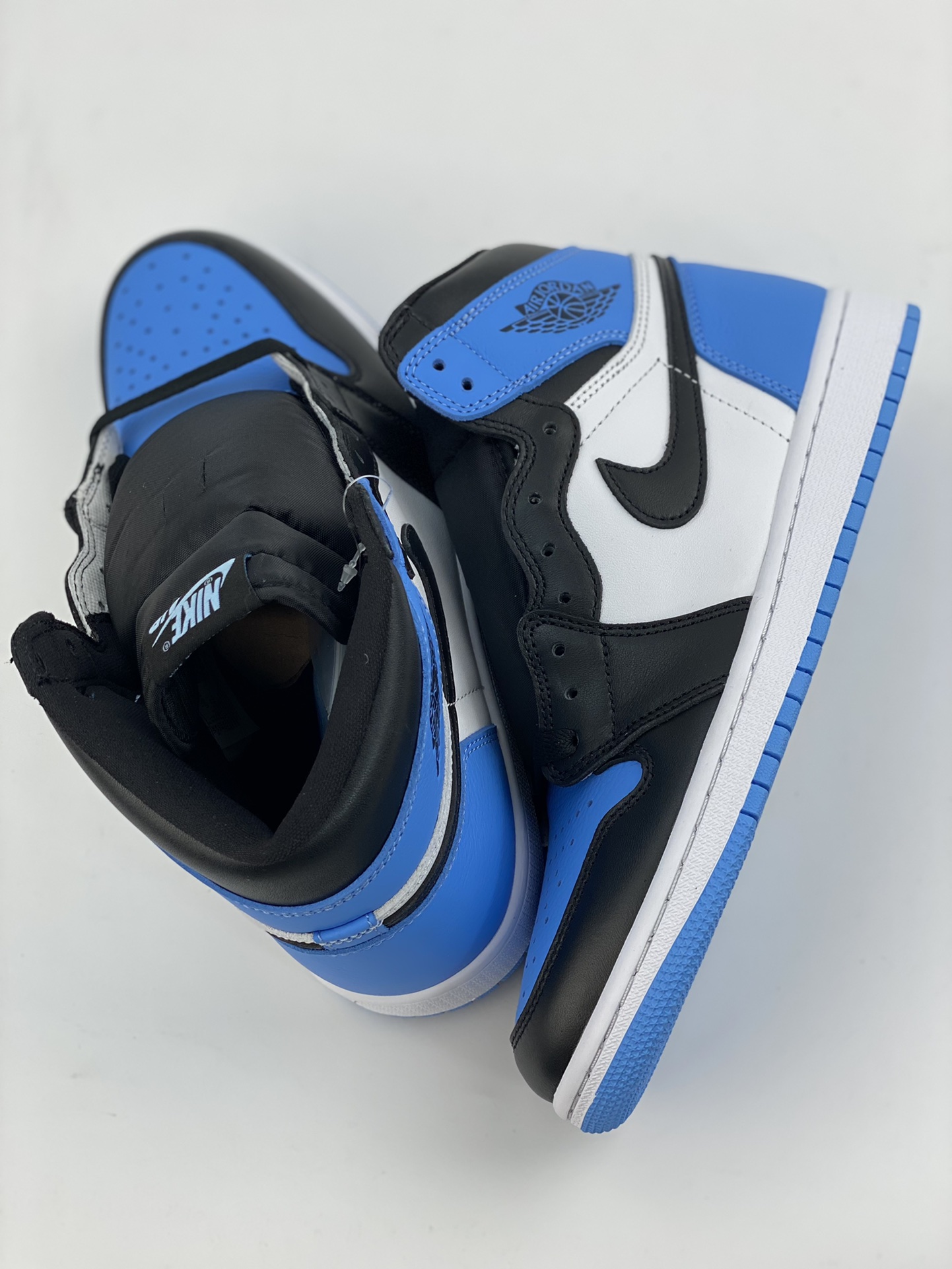 Air Jordan 1 High OG ”University Blue” black and white university blue toe DZ5485-400