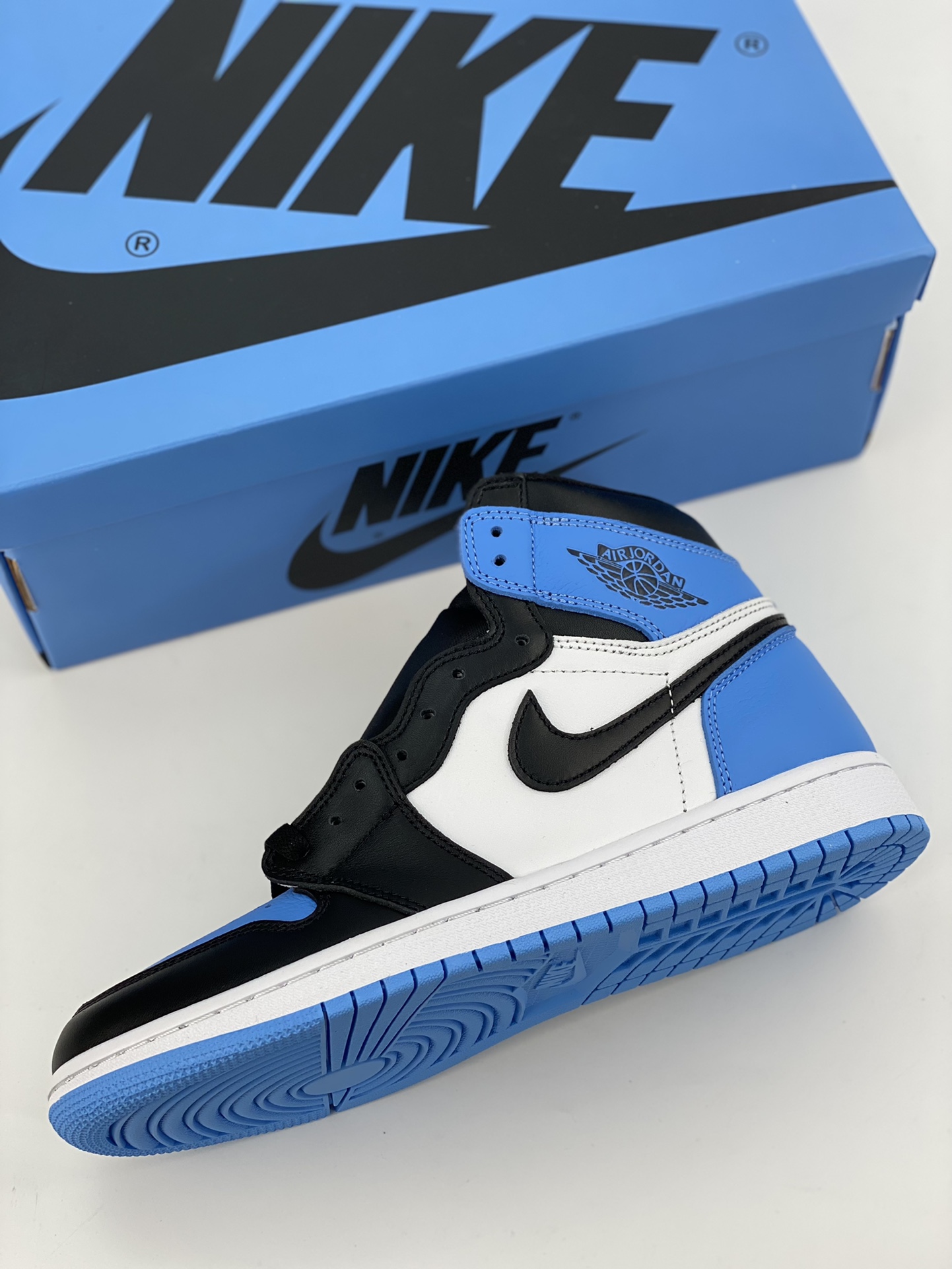 Air Jordan 1 High OG ”University Blue” black and white university blue toe DZ5485-400