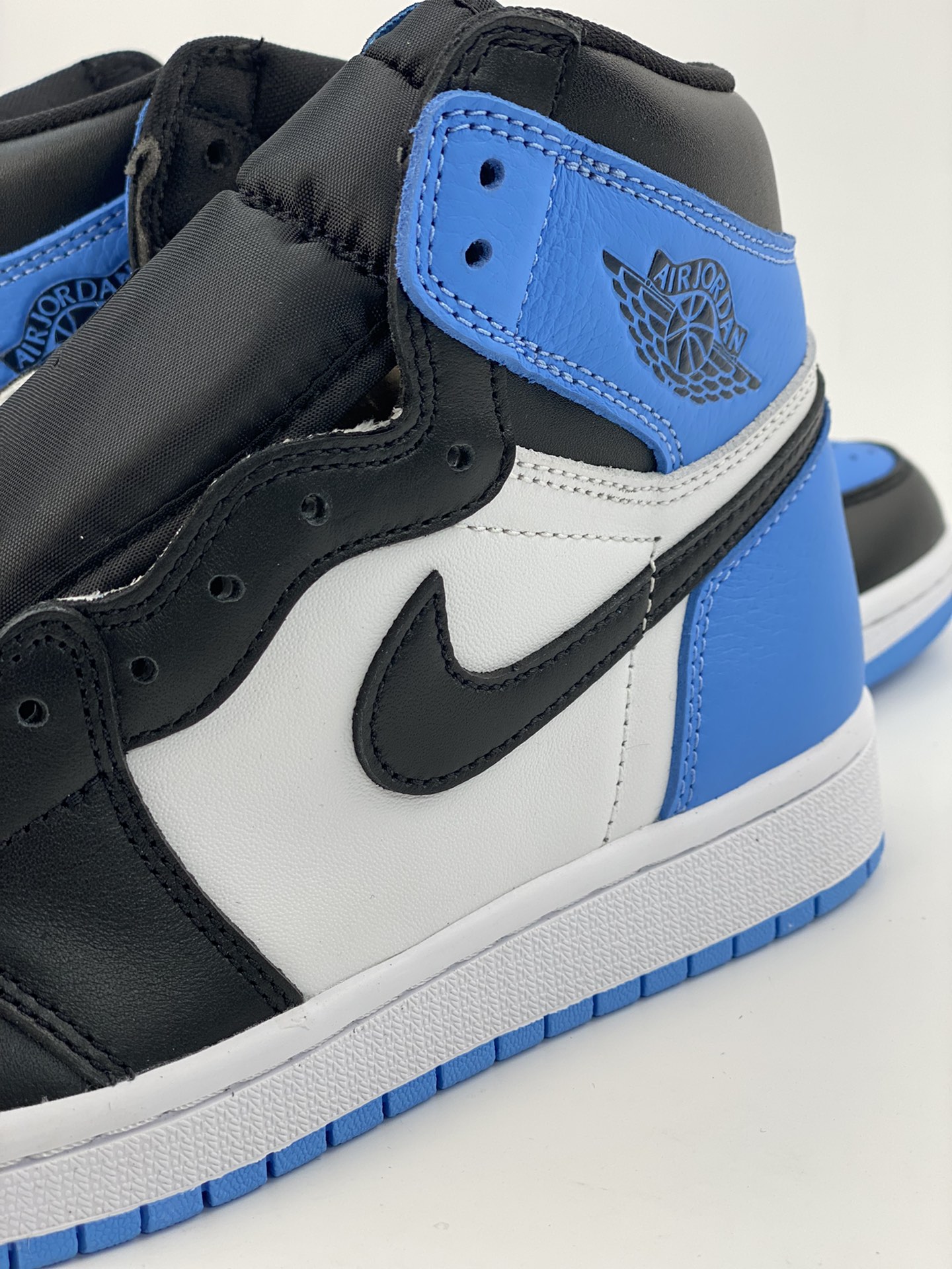 Air Jordan 1 High OG ”University Blue” black and white university blue toe DZ5485-400