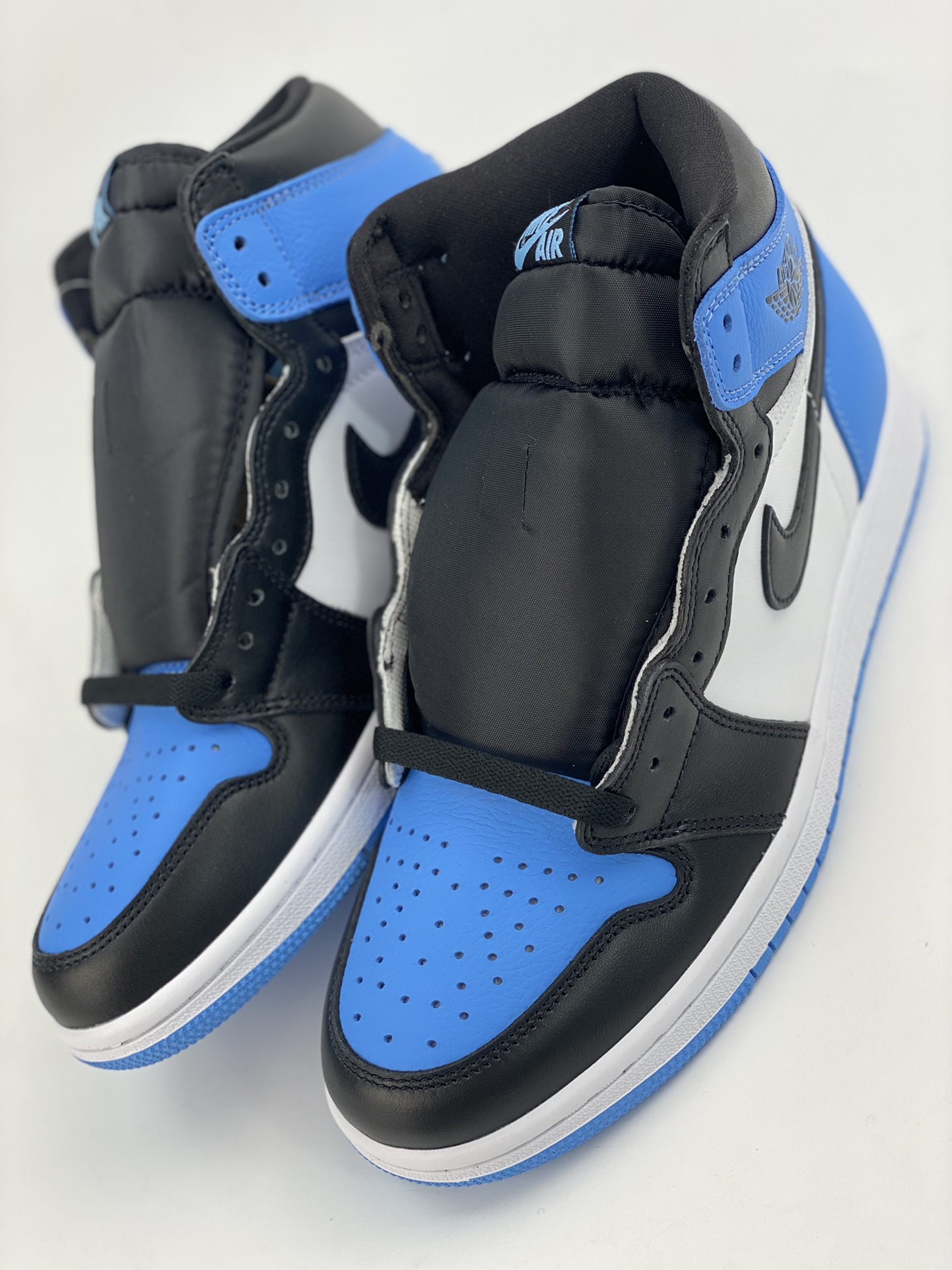 Air Jordan 1 High OG ”University Blue” black and white university blue toe DZ5485-400