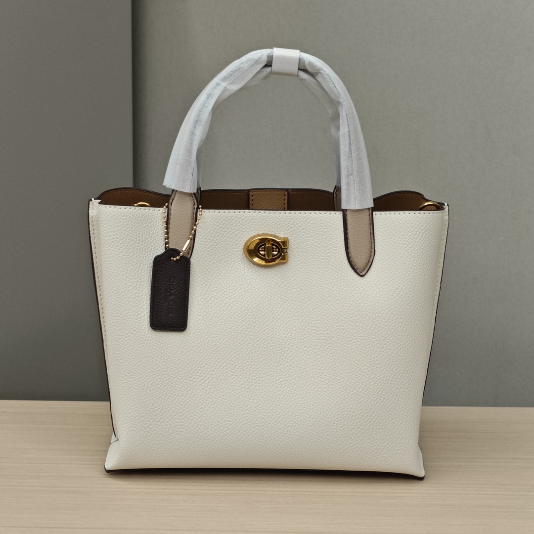 Coach蔻驰菜篮子托特💰260 精致的大小手拎肩背都可驾驭,里面三个隔层,中间是拉链私密隔层,两侧为开放式生活隔层功能性超好,除了蔻驰经典老花配色之外,还有白色和抹茶绿色,每个颜色都好适合春暖花开的季节。 规格:24*20*10.5cm