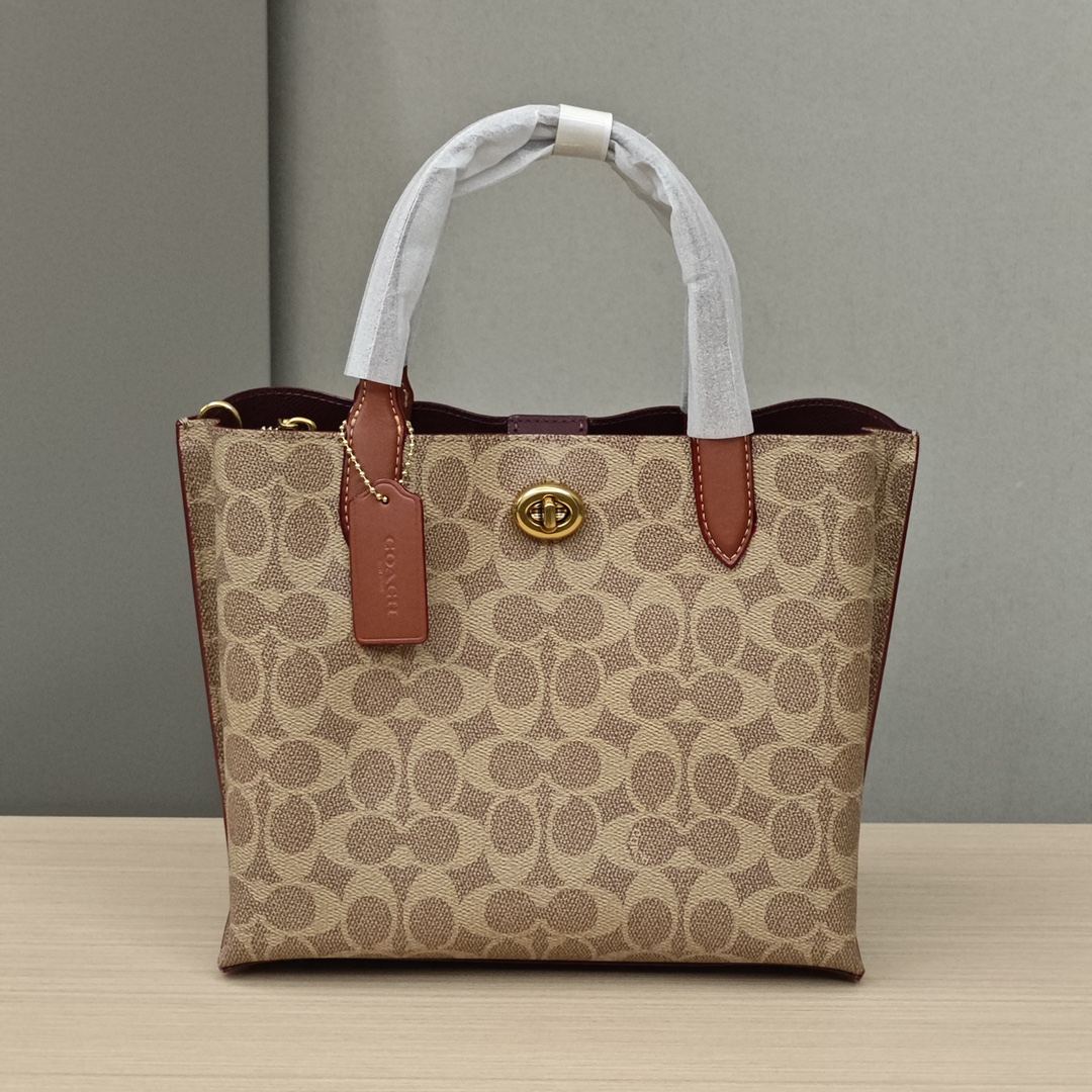 Coach蔻驰菜篮子托特💰260 精致的大小手拎肩背都可驾驭,里面三个隔层,中间是拉链私密隔层,两侧为开放式生活隔层功能性超好,除了蔻驰经典老花配色之外,还有白色和抹茶绿色,每个颜色都好适合春暖花开的季节。 规格:24*20*10.5cm