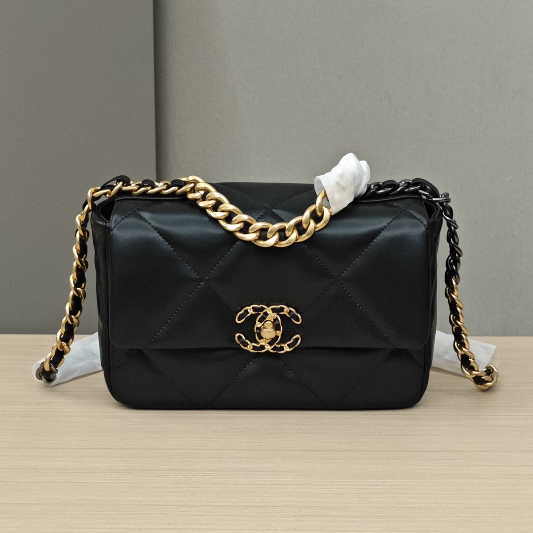 香奈儿19bag口盖包💰240 不愧是年度包王,柔软的包身,加大的菱格纹,还有加粗的双金属链条,有一种潇洒率性劲儿,也因此受到好多女孩的喜爱,容量大又轻盈,各种百搭。 规格:25*18*9cm