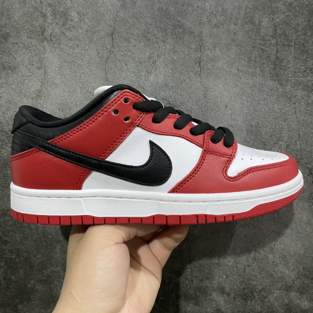 【M纯原】 NK SB Dunk Low芝加哥黑白红 BQ6817-600圈内最强 零售首选 独家原厂航空铝磨具打磨大底 鞋头坡度极致还原 原盒原配 圈内天花板工艺 原厂冲刀 超高清洁度 全鞋零毛边皮料切割 全套原楦原模倾力打造完美版型 采用原厂百宏鞋带以及原厂百宏织唛舌标 内标可供原厂几率过验 原厂中底布黄色点胶 原厂中底布拉帮走线遵循公司‼️nSIZE：36 36.5 37.5 38 38.5 39 40 40.5 41 42 42.5 43 44 44.5 45 46 47.5-莆田鞋批发中心