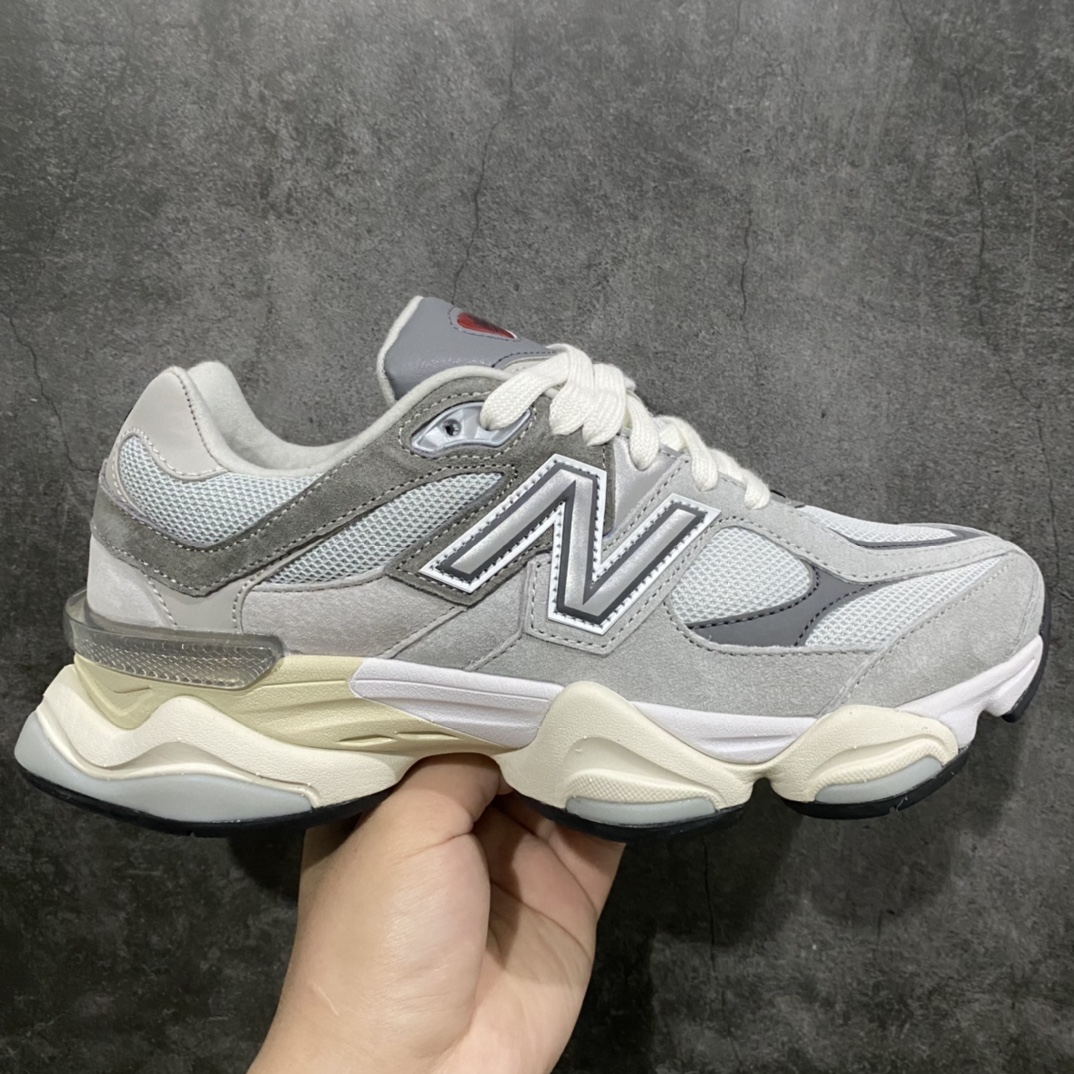 【渠道版】新百伦 New Balance NB9060 浅灰色U9060GRYn市场最好版本 没有之一的存在n 全套原楦原纸板原厂数据开发 进口三明治网面 原装进口翻毛皮料正确绒感卡色 正确中底拉帮中底网布细节 原厂标裁 带紫光防伪 定制后跟透明水晶模块 冲裁组合 大底贴合程度胶水上色把控完美 整洁度挑战全网艺术家 多道序QC把关品质完善 匠心打造 耗时两个月开发完成 工艺极其复杂难度可想而知 新开独立私模大底 全网唯一正确六层组合大底 高端零售专供产物Size：36 37 37.5 38 38.5 39 40 40.5 41 42 42.5 43 44 45.5 46.5-莆田鞋批发中心