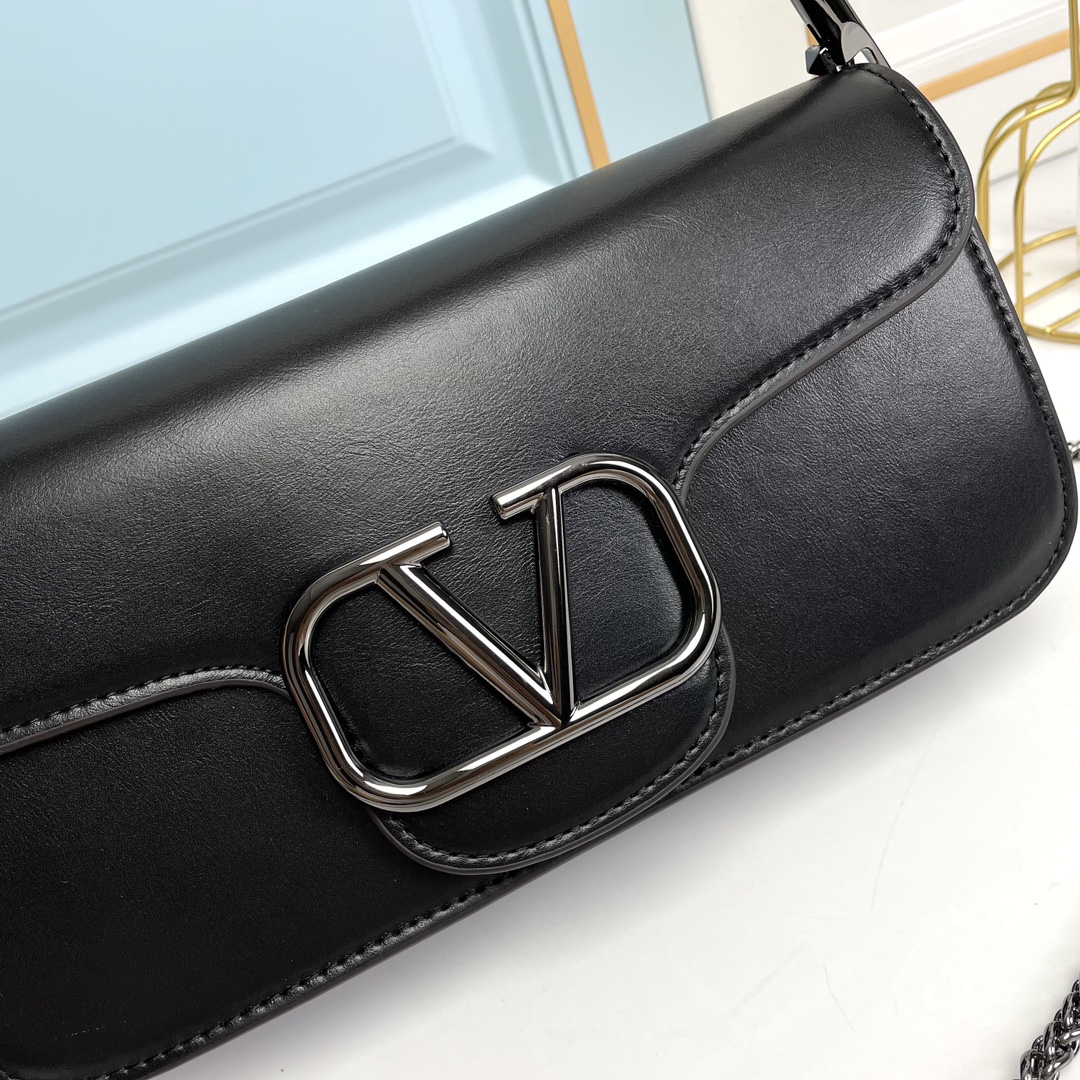 Valentino2022早春系列# 经典包袋升级,占据街头焦点。 标志性铆钉点缀包身与包带,再来点新颜色瞧瞧,解锁无限 Valentino2022早春系列# 经典包袋升级,占据街头焦点。 标志性铆钉点缀包身与包带,再来点新颜色瞧瞧,解锁无限
