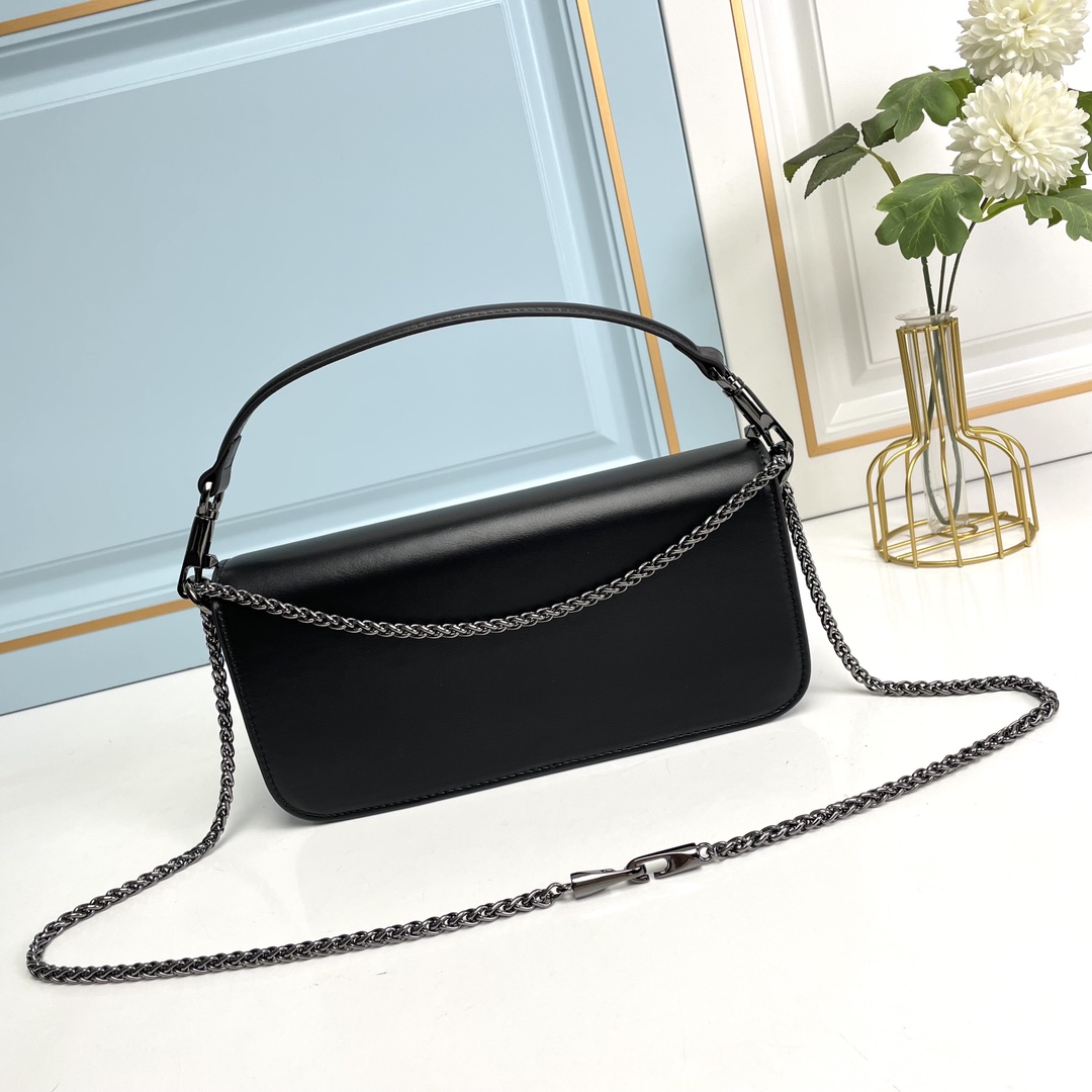 Valentino2022早春系列# 经典包袋升级,占据街头焦点。 标志性铆钉点缀包身与包带,再来点新颜色瞧瞧,解锁无限 Valentino2022早春系列# 经典包袋升级,占据街头焦点。 标志性铆钉点缀包身与包带,再来点新颜色瞧瞧,解锁无限