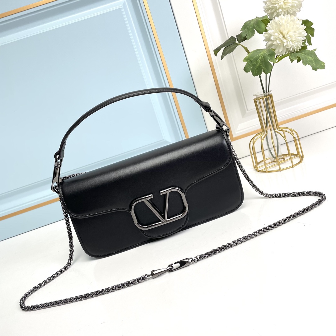 Valentino2022早春系列# 经典包袋升级,占据街头焦点。 标志性铆钉点缀包身与包带,再来点新颜色瞧瞧,解锁无限 Valentino2022早春系列# 经典包袋升级,占据街头焦点。 标志性铆钉点缀包身与包带,再来点新颜色瞧瞧,解锁无限