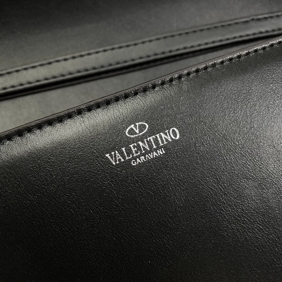 Valentino2022早春系列# 经典包袋升级,占据街头焦点。 标志性铆钉点缀包身与包带,再来点新颜色瞧瞧,解锁无限 Valentino2022早春系列# 经典包袋升级,占据街头焦点。 标志性铆钉点缀包身与包带,再来点新颜色瞧瞧,解锁无限