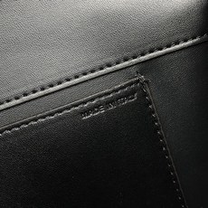 Valentino2022早春系列# 经典包袋升级,占据街头焦点。 标志性铆钉点缀包身与包带,再来点新颜色瞧瞧,解锁无限 Valentino2022早春系列# 经典包袋升级,占据街头焦点。 标志性铆钉点缀包身与包带,再来点新颜色瞧瞧,解锁无限