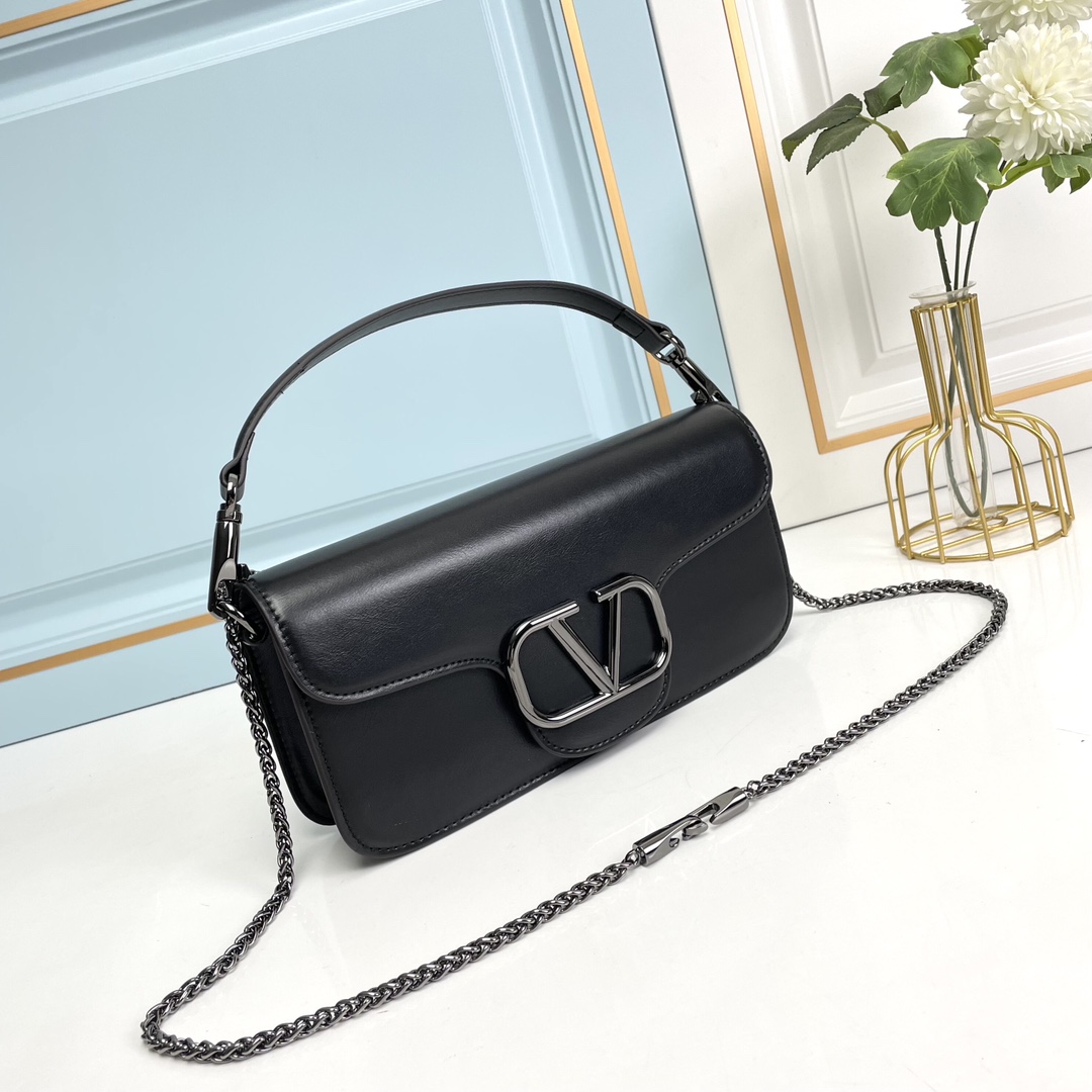 Valentino2022早春系列# 经典包袋升级,占据街头焦点。 标志性铆钉点缀包身与包带,再来点新颜色瞧瞧,解锁无限 Valentino2022早春系列# 经典包袋升级,占据街头焦点。 标志性铆钉点缀包身与包带,再来点新颜色瞧瞧,解锁无限
