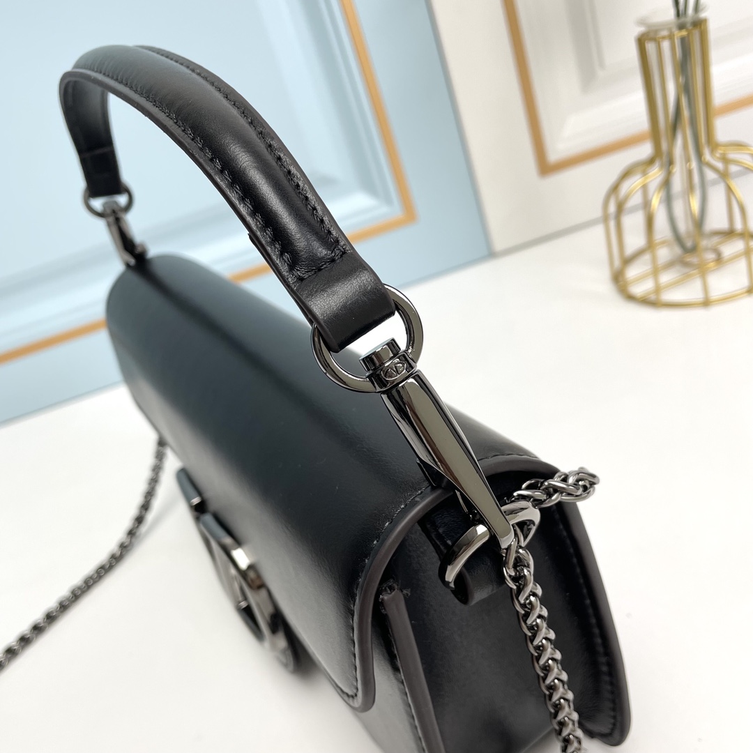 Valentino2022早春系列# 经典包袋升级,占据街头焦点。 标志性铆钉点缀包身与包带,再来点新颜色瞧瞧,解锁无限 Valentino2022早春系列# 经典包袋升级,占据街头焦点。 标志性铆钉点缀包身与包带,再来点新颜色瞧瞧,解锁无限