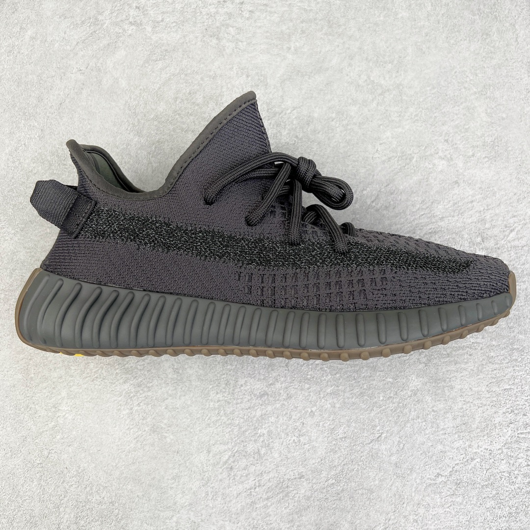 零售💰200 ＃R版福利 长期补货‼Yeezy Boost 350 V2 黑生胶满天星 FY4176 工厂配套商长期套现 正常出厂触碰不到的单价 百分百全新货品 零氧化发霉 给足利润空间操作 超乎所想的高性价比 原装纸板楦头开发 用料绝不含糊 原盒原配 知名大厂出品 品控到位 原装厚实针织面 外贸订单口碑惊人 进口机台打造完美鞋型 满钉油性爆米花 鞋型细节后跟收缩度完美 上脚轻易乱真 毕竟没人会趴着看你细节 为保证脚感 建议选大半码 SIZE：36 36.5 37 38 38.5 39 40 40.5 41 42 42.5 43 44 44.5 45 46 47 48 编码：by2936000-运动鞋