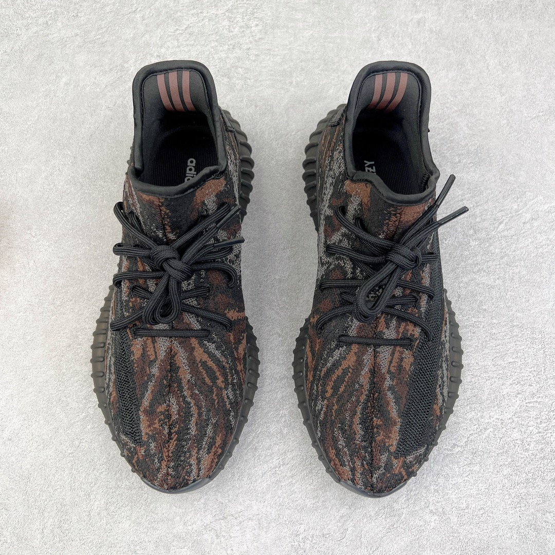 图片[2]-零售💰200 ＃R版福利 长期补货‼Yeezy Boost 350 V2 黑色暴龙兽 CW3774 工厂配套商长期套现 正常出厂触碰不到的单价 百分百全新货品 零氧化发霉 给足利润空间操作 超乎所想的高性价比 原装纸板楦头开发 用料绝不含糊 原盒原配 知名大厂出品 品控到位 原装厚实针织面 外贸订单口碑惊人 进口机台打造完美鞋型 满钉油性爆米花 鞋型细节后跟收缩度完美 上脚轻易乱真 毕竟没人会趴着看你细节 为保证脚感 建议选大半码 SIZE：36 36.5 37 38 38.5 39 40 40.5 41 42 42.5 43 44 44.5 45 46 47 48 编码：by2936000-运动鞋