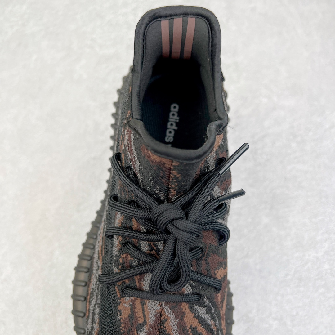 图片[5]-零售💰200 ＃R版福利 长期补货‼Yeezy Boost 350 V2 黑色暴龙兽 CW3774 工厂配套商长期套现 正常出厂触碰不到的单价 百分百全新货品 零氧化发霉 给足利润空间操作 超乎所想的高性价比 原装纸板楦头开发 用料绝不含糊 原盒原配 知名大厂出品 品控到位 原装厚实针织面 外贸订单口碑惊人 进口机台打造完美鞋型 满钉油性爆米花 鞋型细节后跟收缩度完美 上脚轻易乱真 毕竟没人会趴着看你细节 为保证脚感 建议选大半码 SIZE：36 36.5 37 38 38.5 39 40 40.5 41 42 42.5 43 44 44.5 45 46 47 48 编码：by2936000-运动鞋