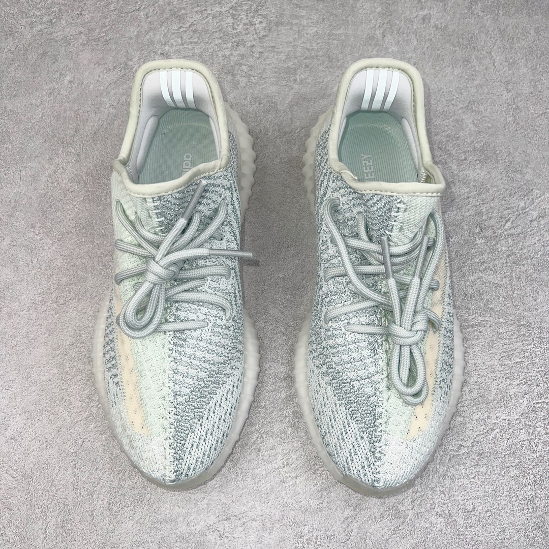 图片[2]-零售💰200 ＃R版福利 长期补货‼Yeezy Boost 350 V2 冰蓝满天星 FW5317 工厂配套商长期套现 正常出厂触碰不到的单价 百分百全新货品 零氧化发霉 给足利润空间操作 超乎所想的高性价比 原装纸板楦头开发 用料绝不含糊 原盒原配 知名大厂出品 品控到位 原装厚实针织面 外贸订单口碑惊人 进口机台打造完美鞋型 满钉油性爆米花 鞋型细节后跟收缩度完美 上脚轻易乱真 毕竟没人会趴着看你细节 为保证脚感 建议选大半码 SIZE：36 36.5 37 38 38.5 39 40 40.5 41 42 42.5 43 44 44.5 45 46 47 48 编码：by2936000-运动鞋