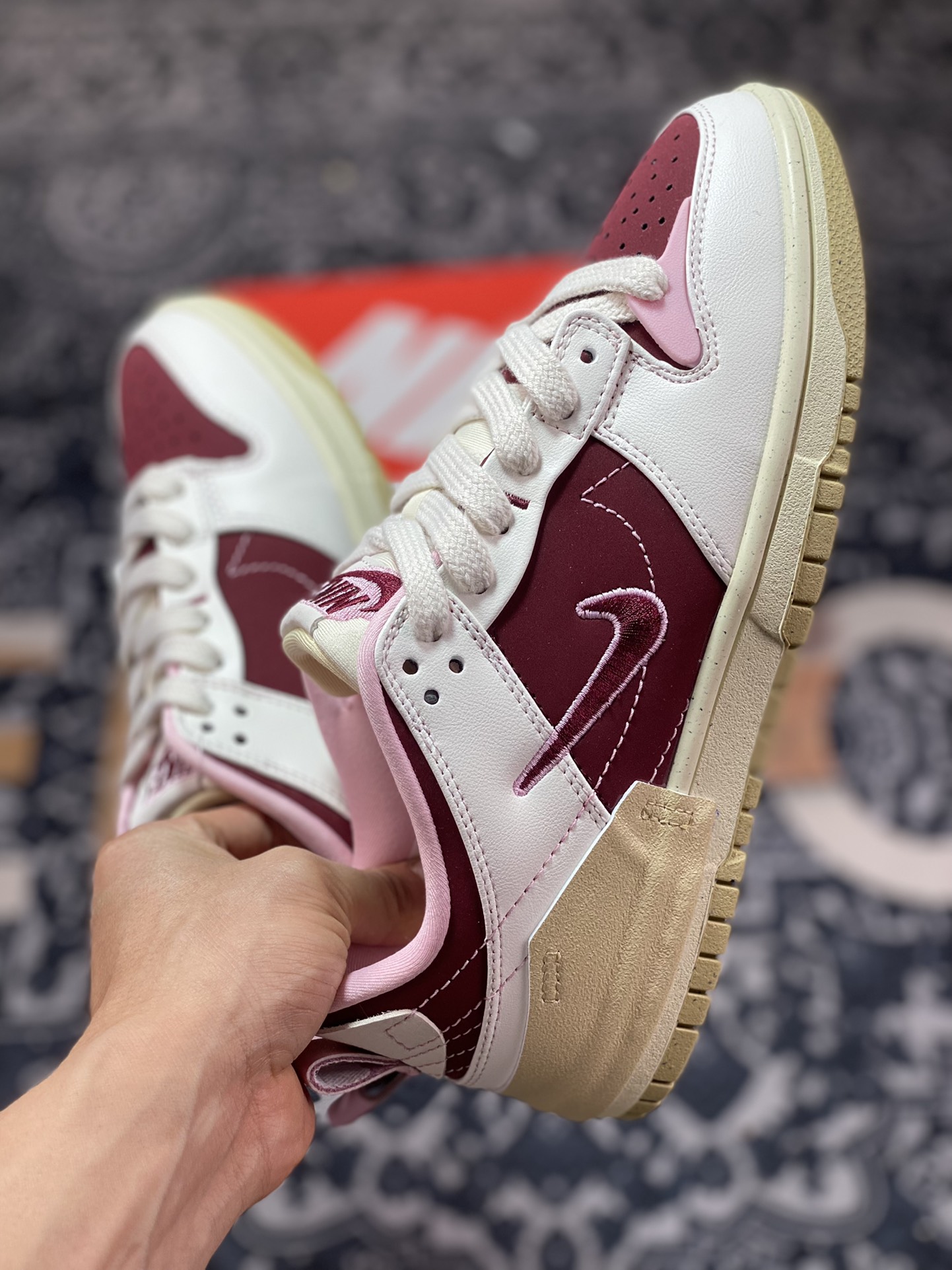 220 Nike Wmns Dunk Low Disrupt 2”Valentine’s Day”轻量扣篮破坏二代系列板鞋“解构白粉酒红情人节双钩”FD4617-667