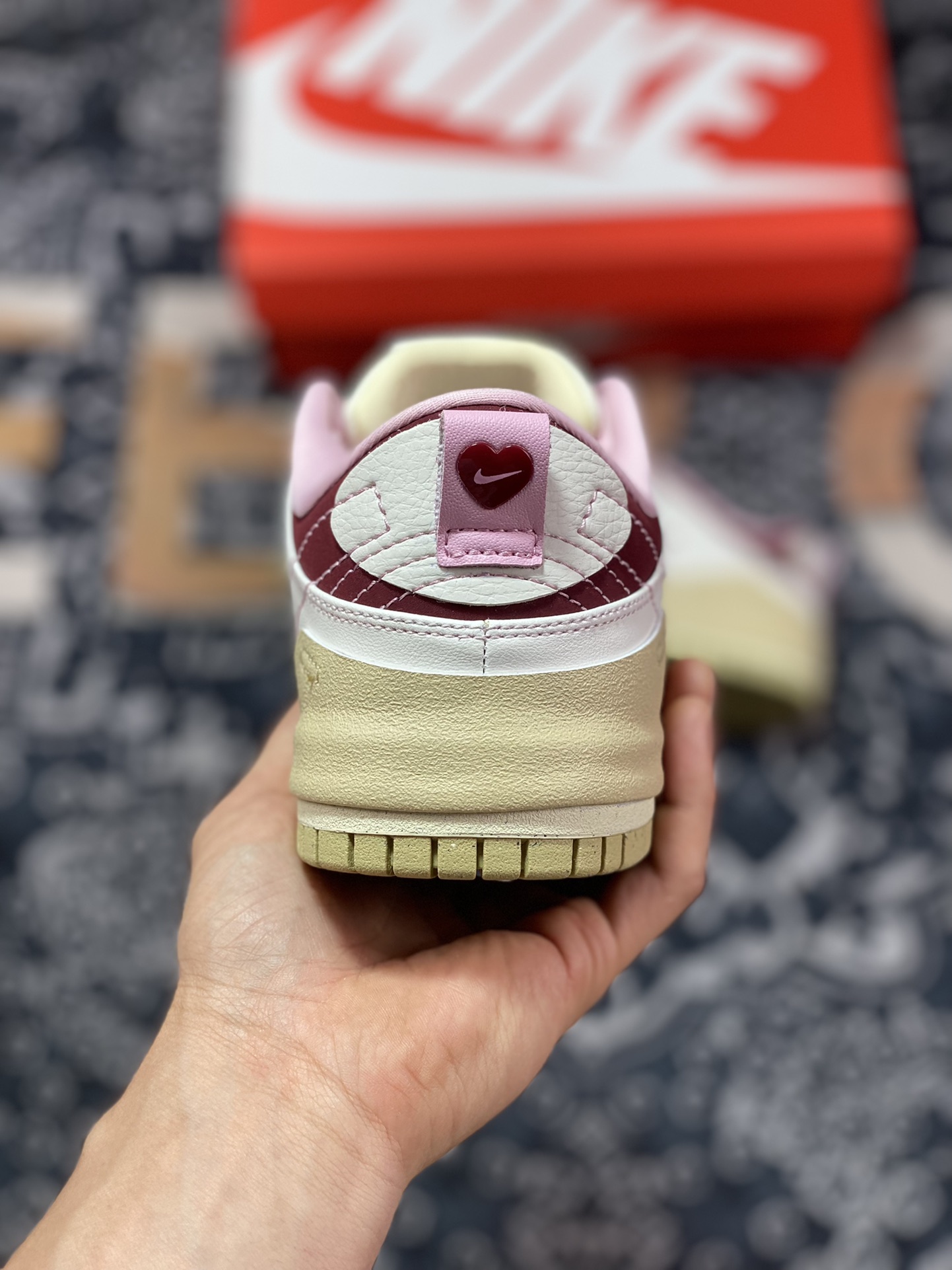 220 Nike Wmns Dunk Low Disrupt 2”Valentine’s Day”轻量扣篮破坏二代系列板鞋“解构白粉酒红情人节双钩”FD4617-667