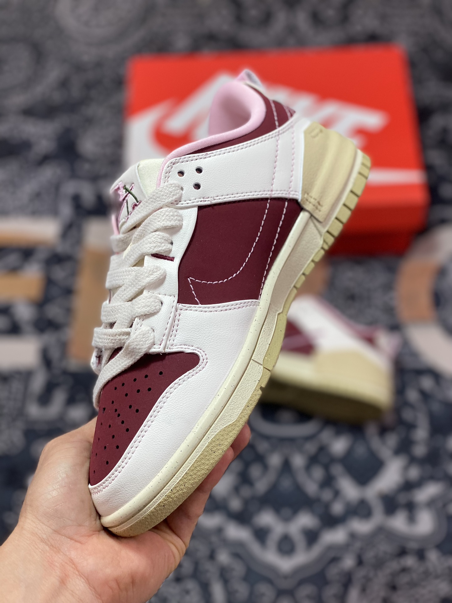 220 Nike Wmns Dunk Low Disrupt 2”Valentine’s Day”轻量扣篮破坏二代系列板鞋“解构白粉酒红情人节双钩”FD4617-667