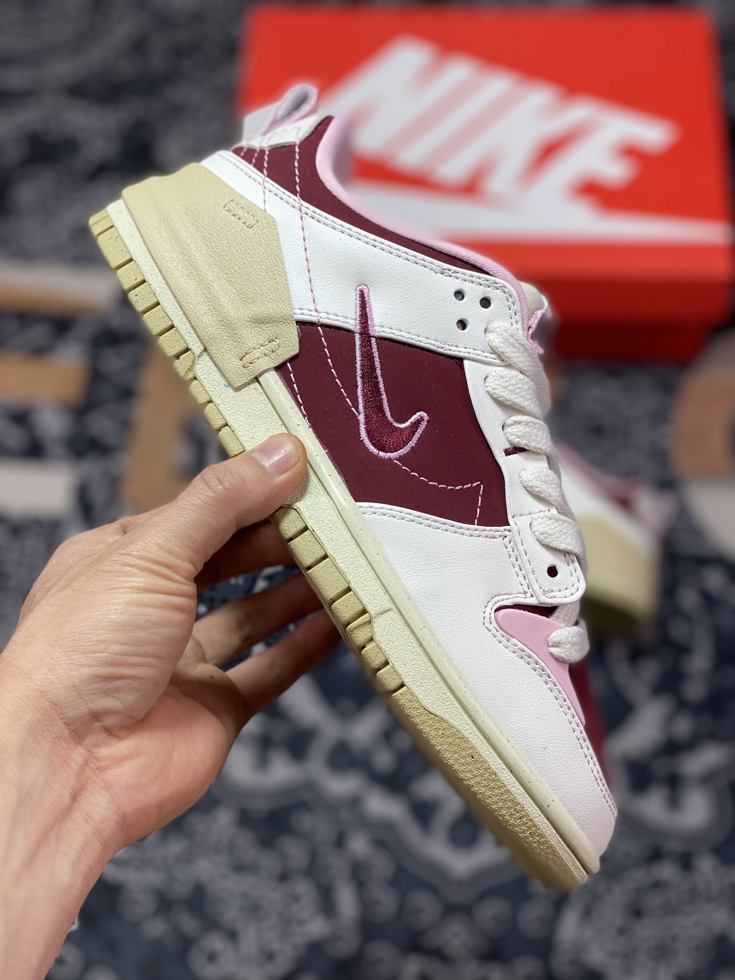 220 Nike Wmns Dunk Low Disrupt 2”Valentine’s Day”轻量扣篮破坏二代系列板鞋“解构白粉酒红情人节双钩”FD4617-667