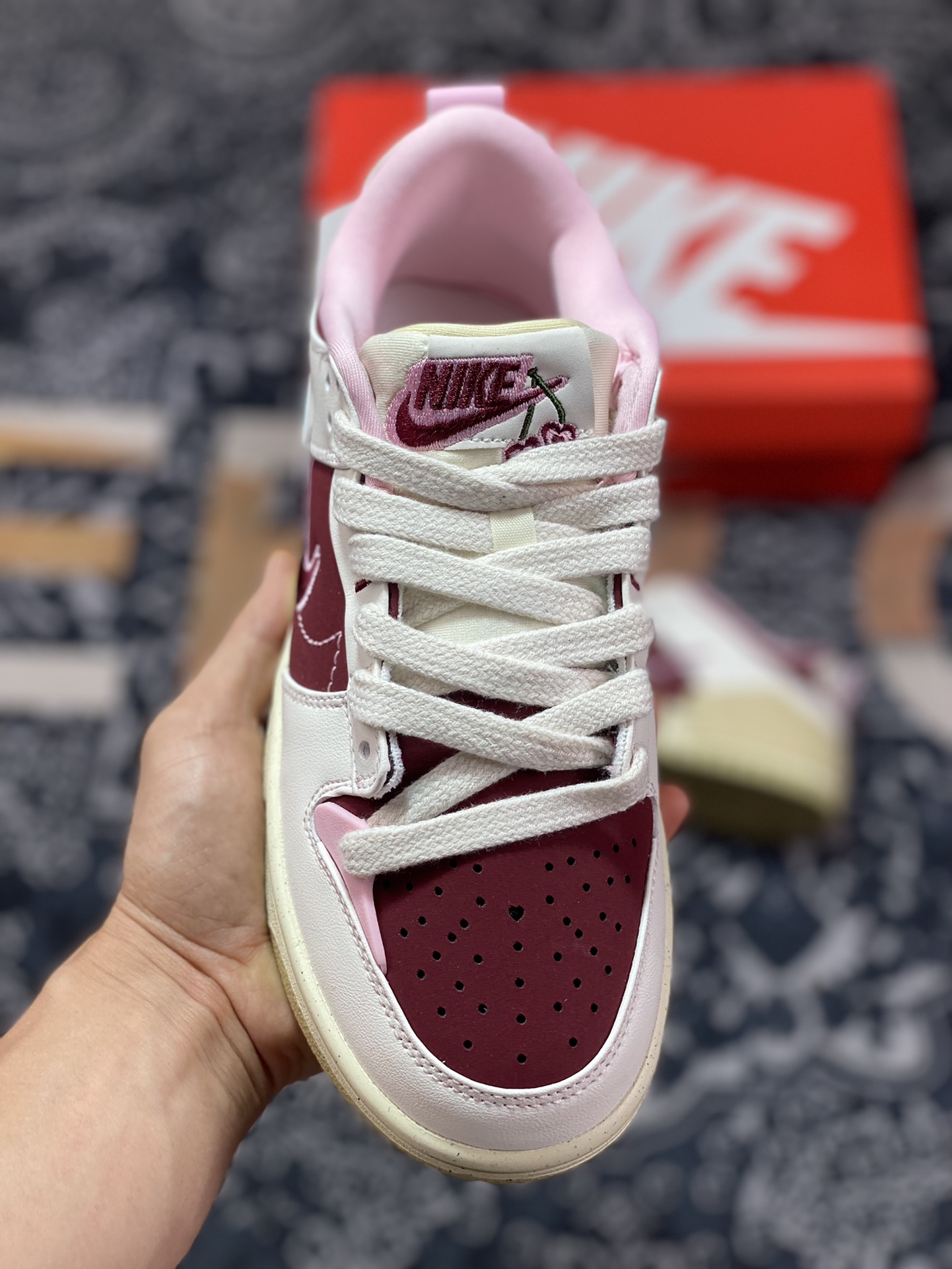 220 Nike Wmns Dunk Low Disrupt 2”Valentine’s Day”轻量扣篮破坏二代系列板鞋“解构白粉酒红情人节双钩”FD4617-667