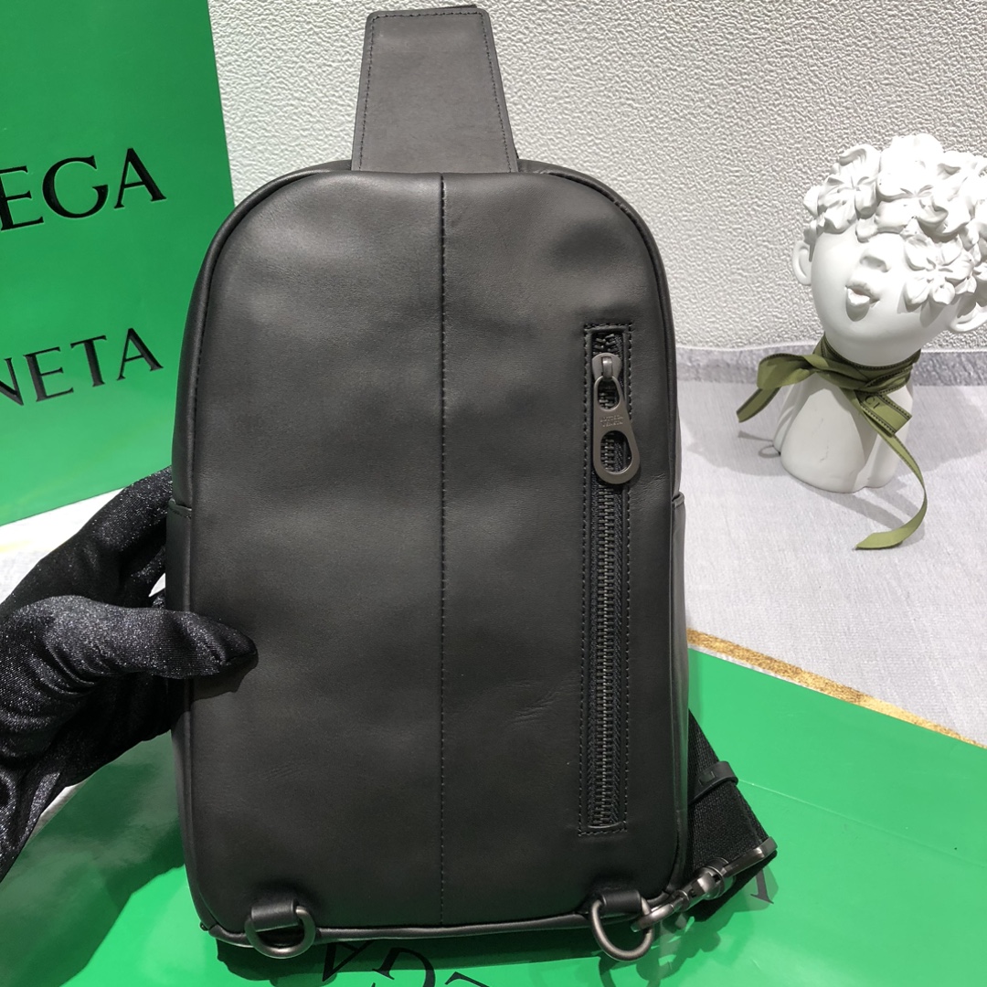 黑色#💓Bottega Veneta/BV 新款胸包,牛皮编织舒适柔软👍尺寸:18*27*7 2