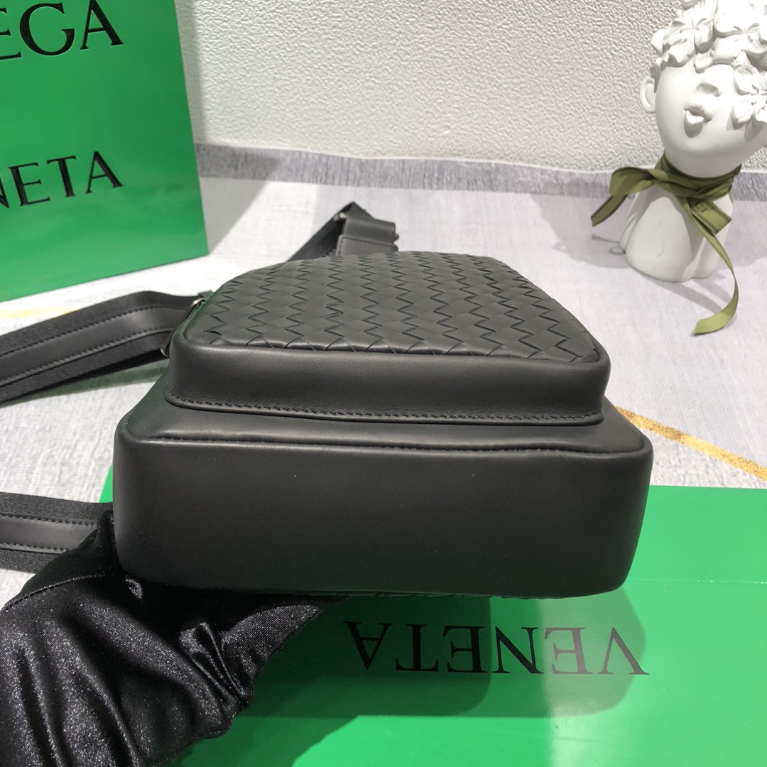 黑色#💓Bottega Veneta/BV 新款胸包,牛皮编织舒适柔软👍尺寸:20*29*10 4