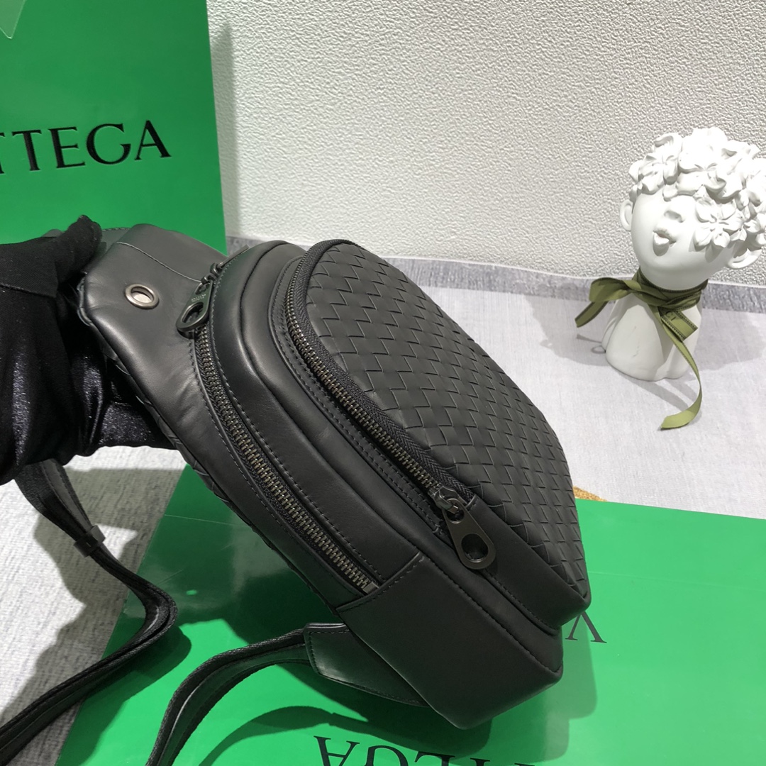 黑色#💓Bottega Veneta/BV 新款胸包,牛皮编织舒适柔软👍尺寸:20*29*10 2